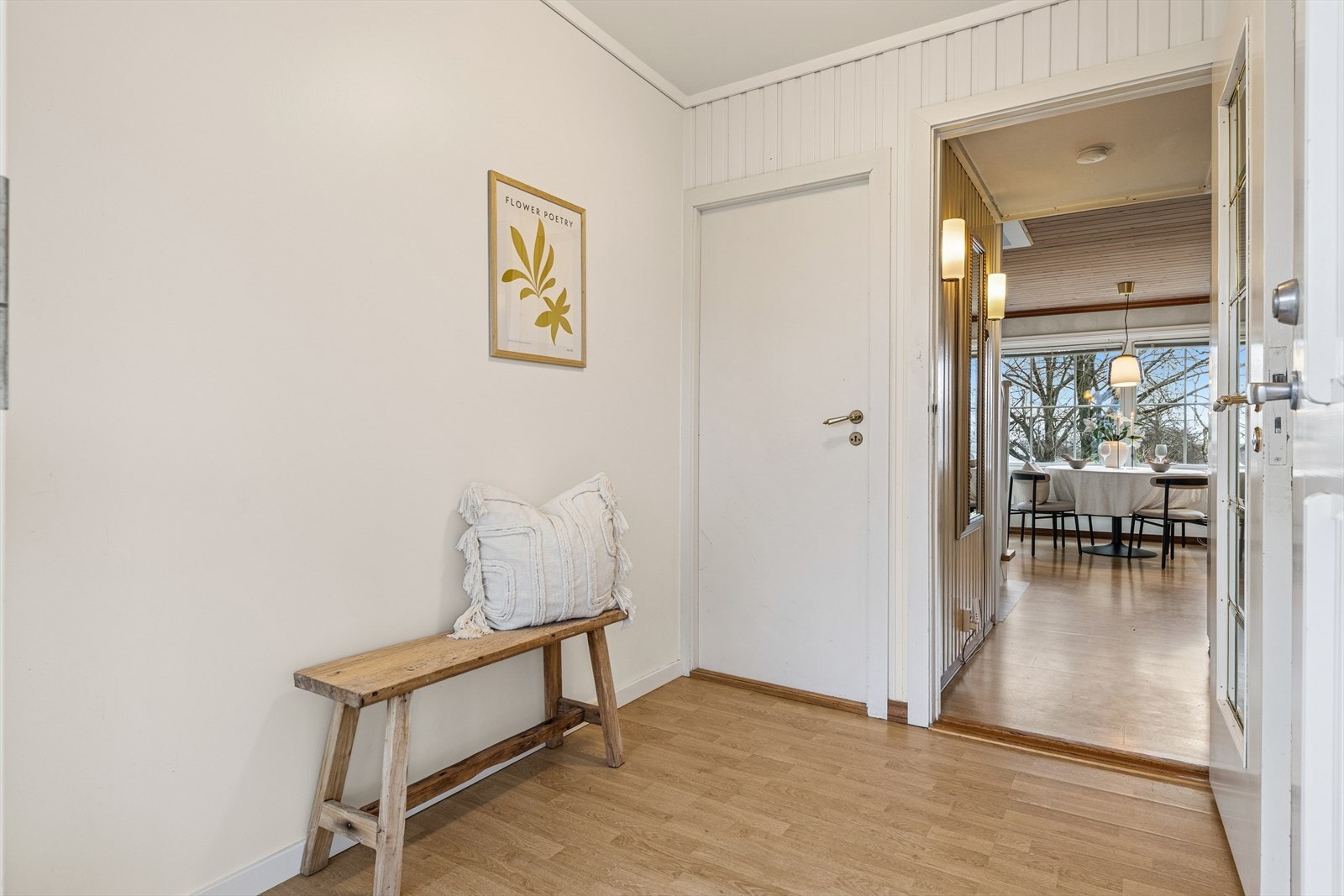 Her ønskes man velkommen inn i en innbydende og romslig entré. Innenfor hoveddøren gir entreen et hyggelig førsteinntrykk, og som får deg til å følge deg hjemme fra første stund. Galleribilde