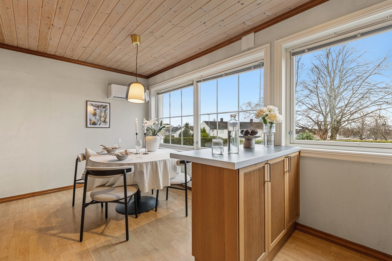 Lyst og innbydende kjøkken, perfekt for både hverdagsmåltider og gode samtaler. Galleribilde