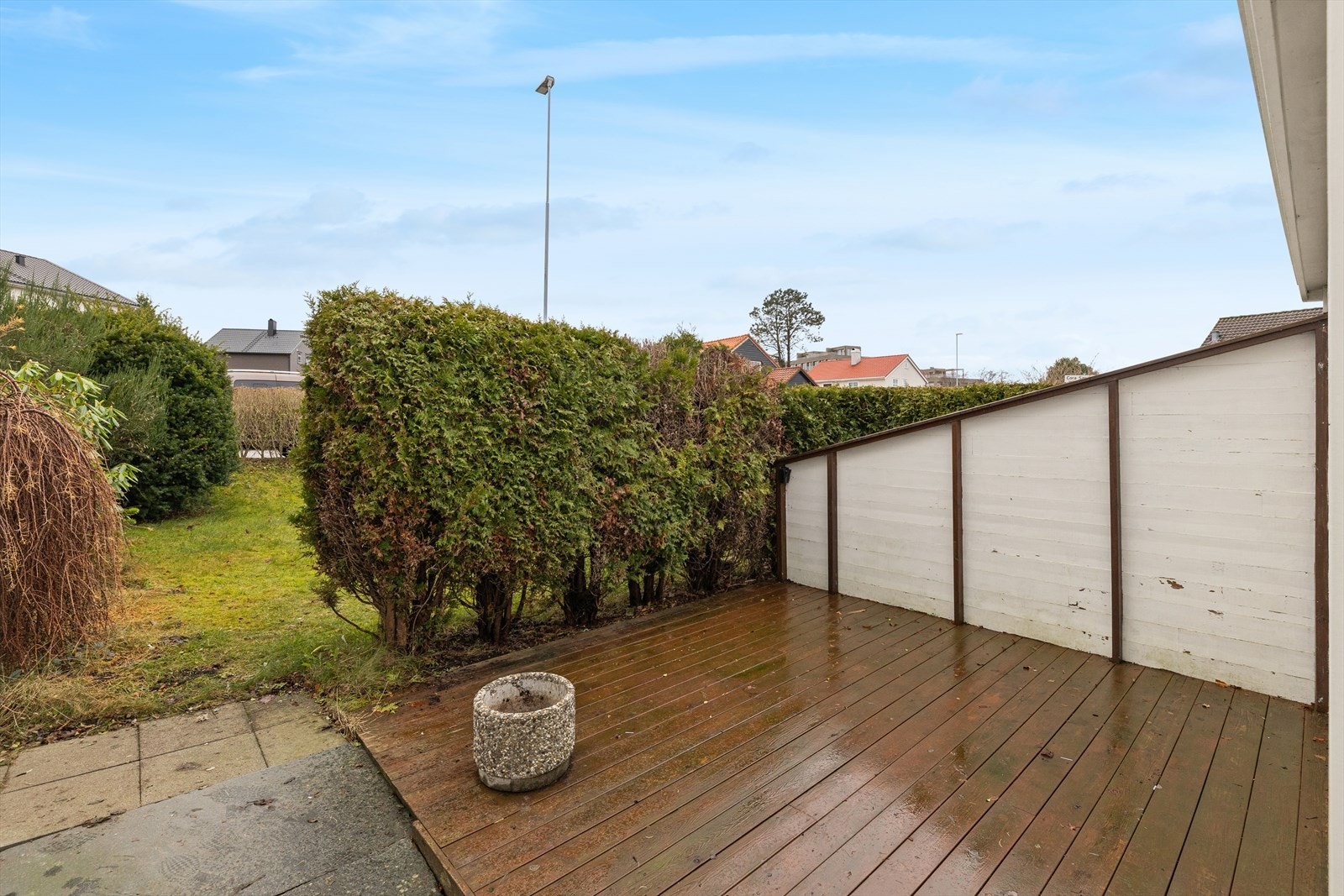 Solrikt uteområde med hage og terrasse. Galleribilde