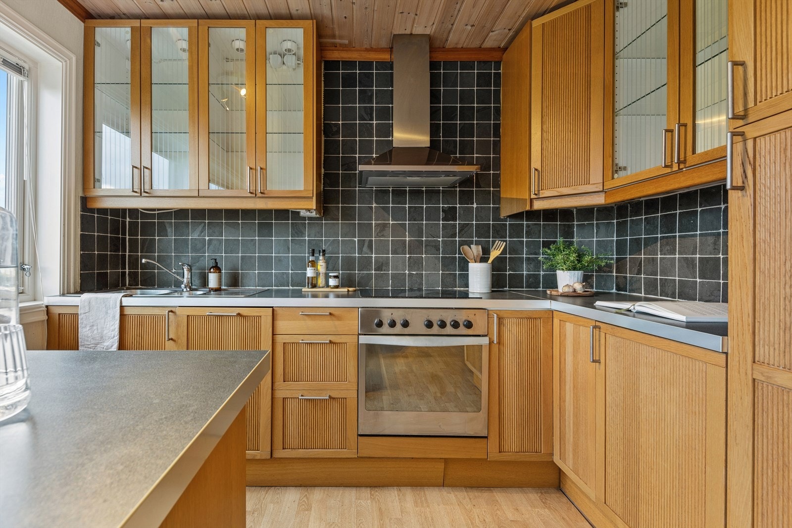 Kjøkkeninnredning med profilerte fronter og benkeplate i laminat utførelse. Godt med skap- og benkeplass. Galleribilde