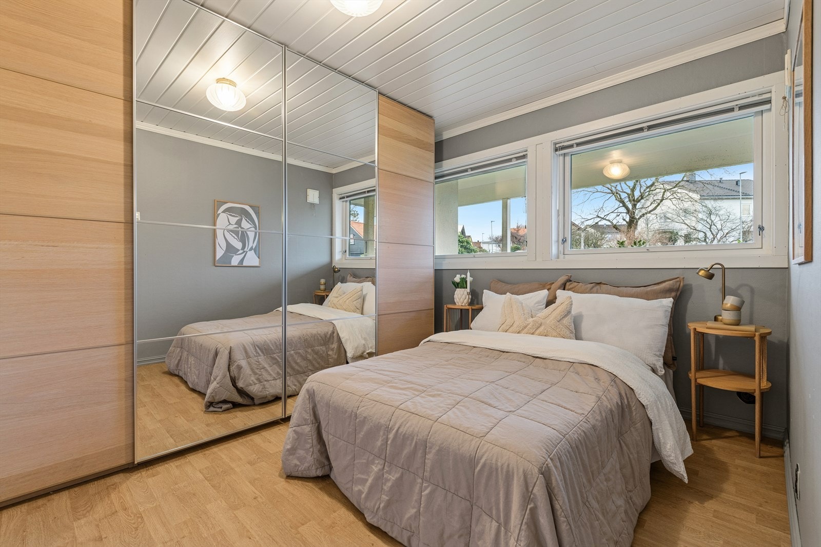 Meget pent soverom med god garderobeløsning. Galleribilde