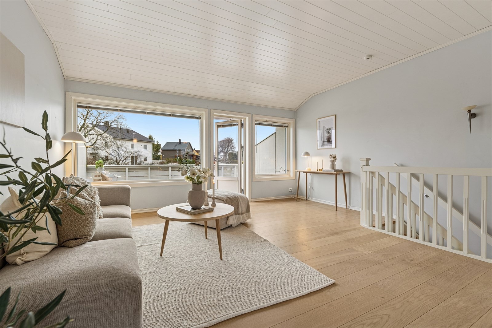 Romslig og fin stue med store vindusflater som slipper inn mye naturlig lys. Galleribilde