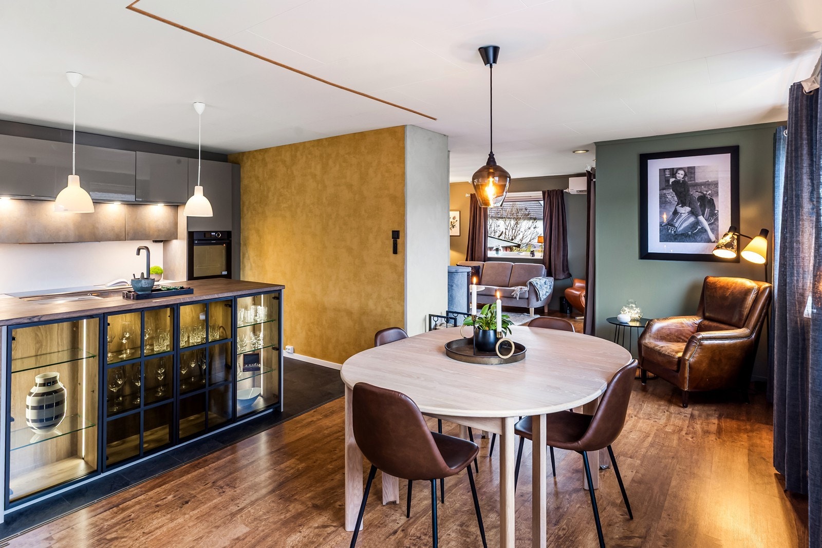 Kjøkkenet og spisestuen danner et allrom med plass til både hverdag og fest. Galleribilde