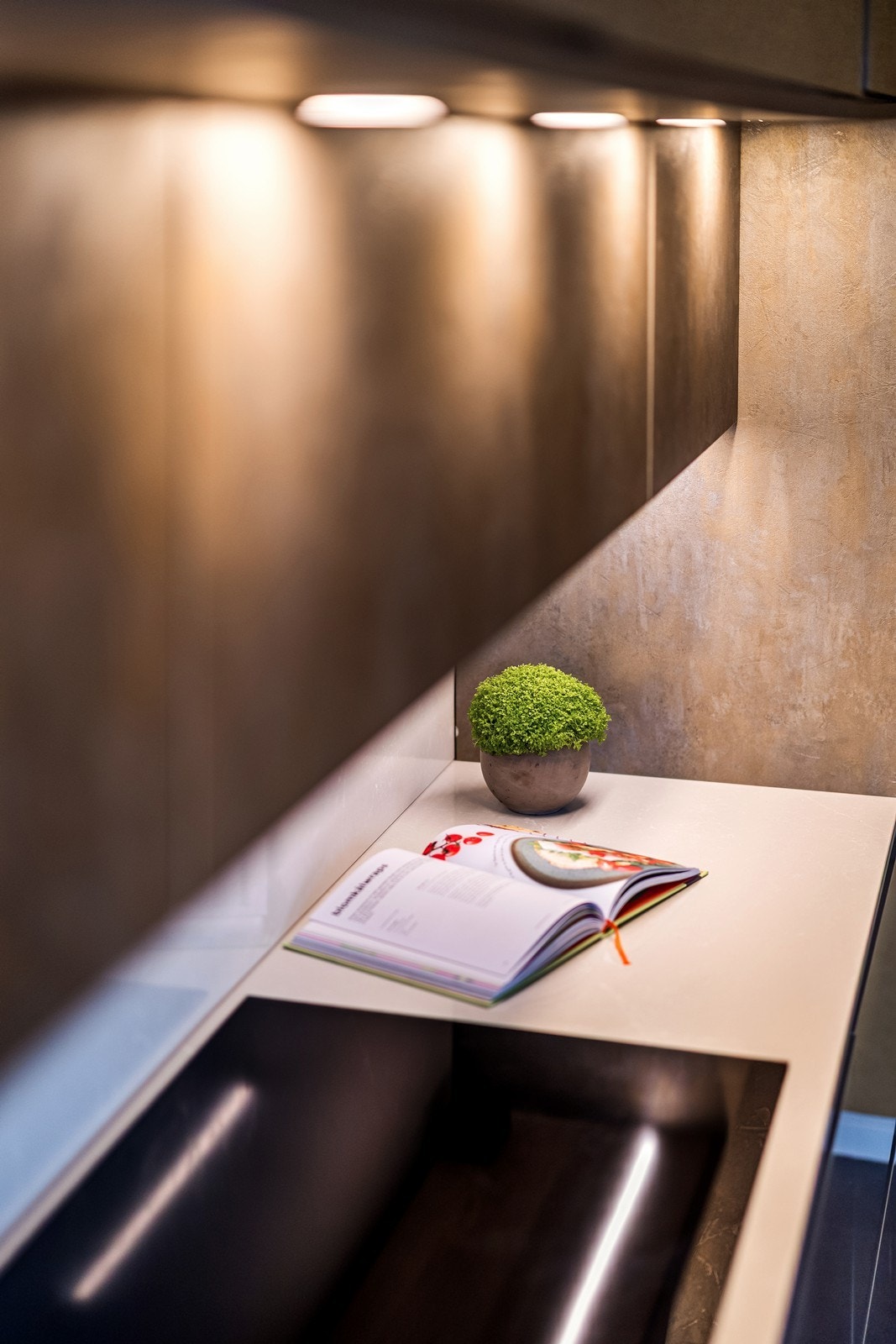 Gjennomtenkte materialvalg og god finish på kjøkkenet. Galleribilde