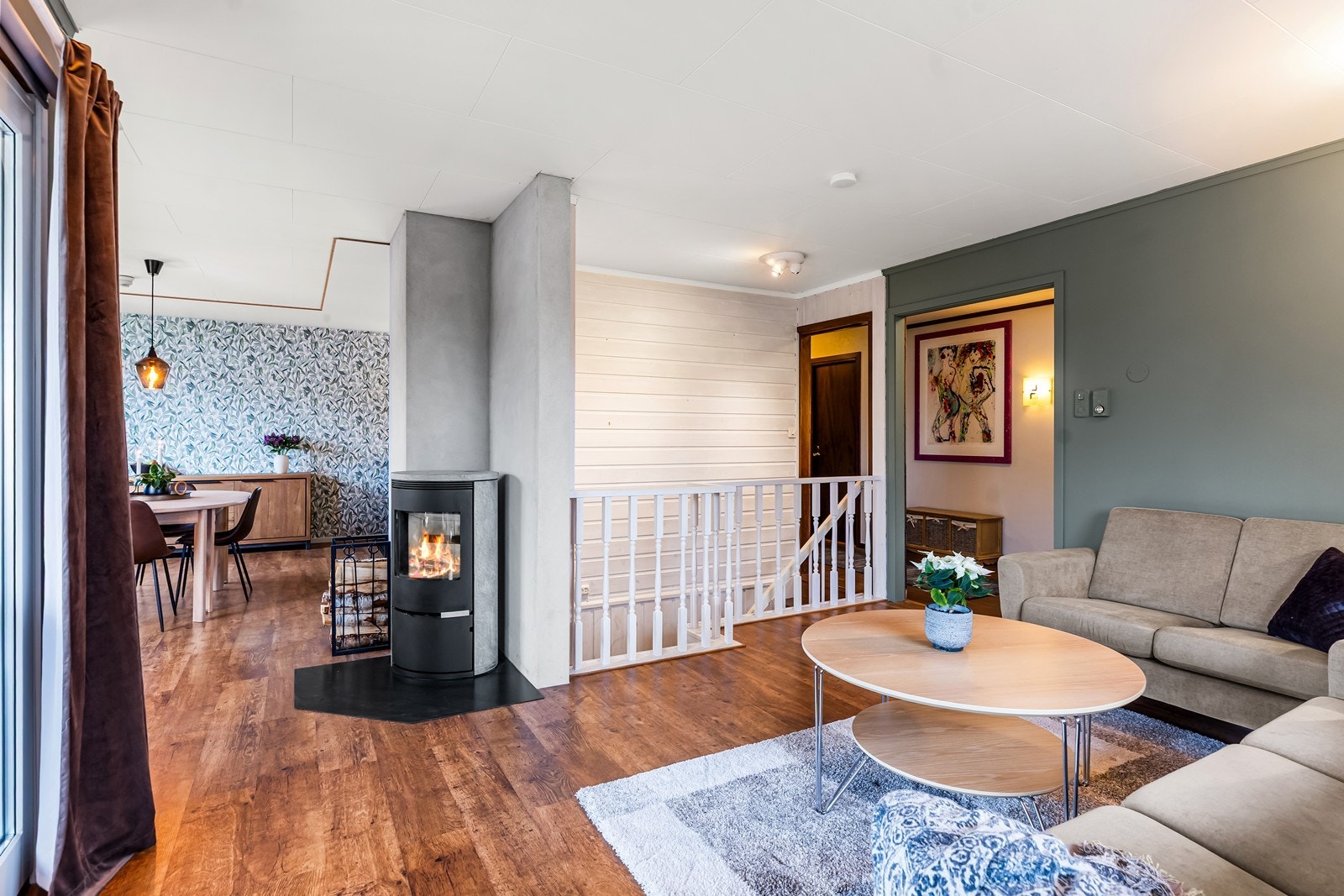 Stuen og spisestuen bindes sammen av en peisovn som gir en god atmosfære. Galleribilde