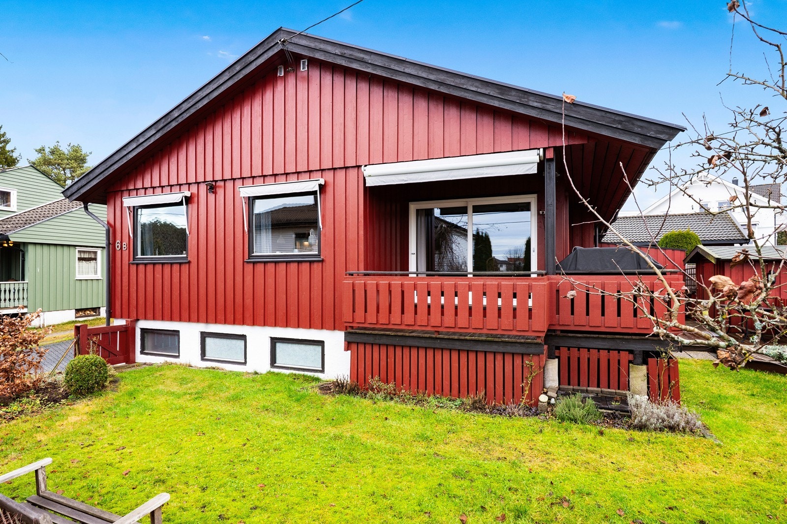 En klassisk fasade med overbygget inngangsparti og veranda. Galleribilde