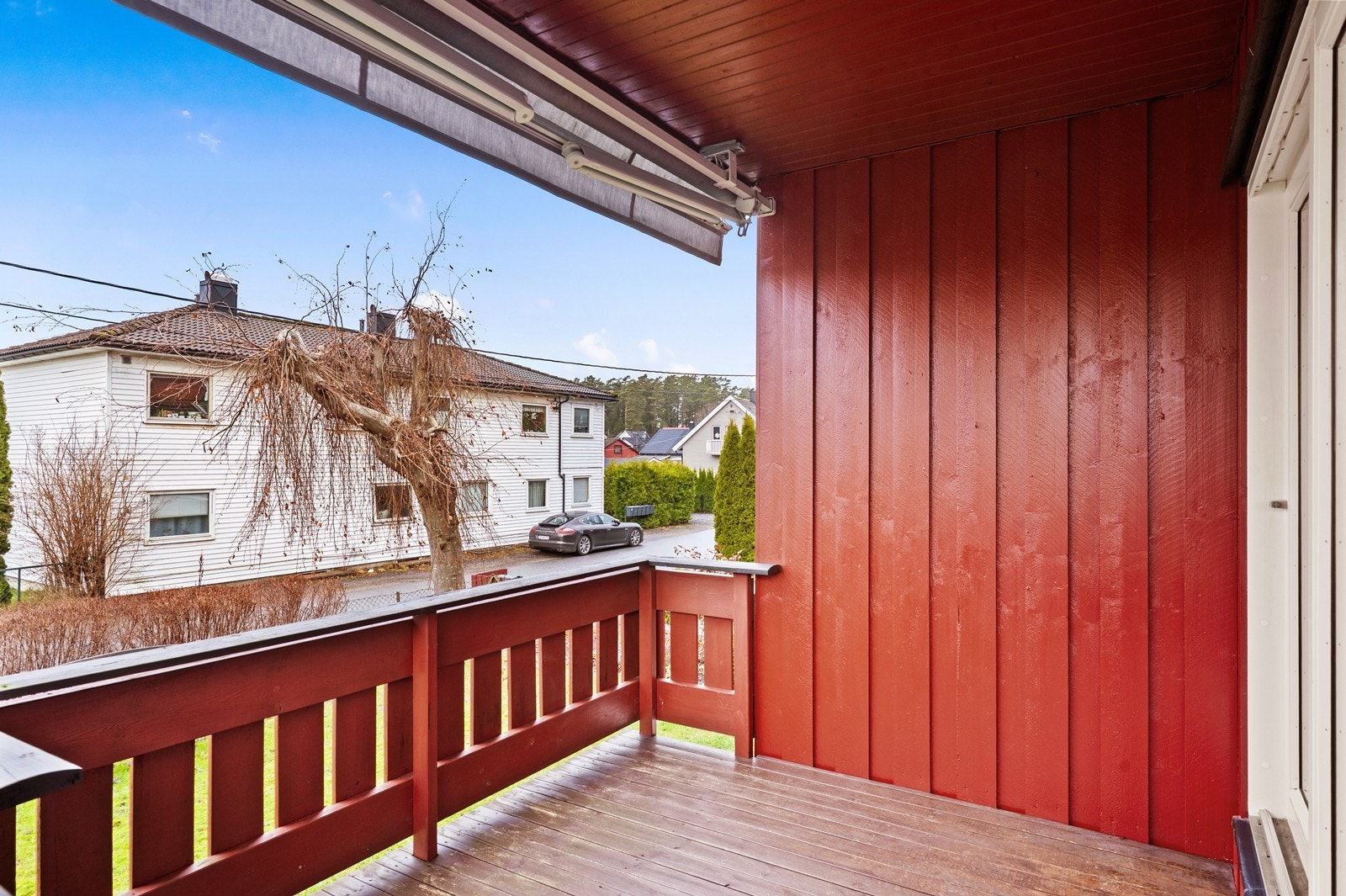 Terrassen er delvis overbygget og har markise for solskjerming. Galleribilde