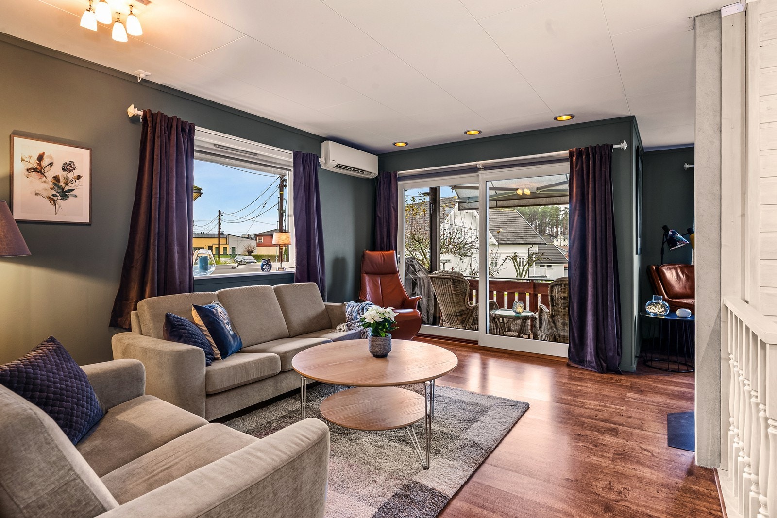 Store vindusflater og skyvedør til terrassen gir rikelig med naturlig lys. Galleribilde