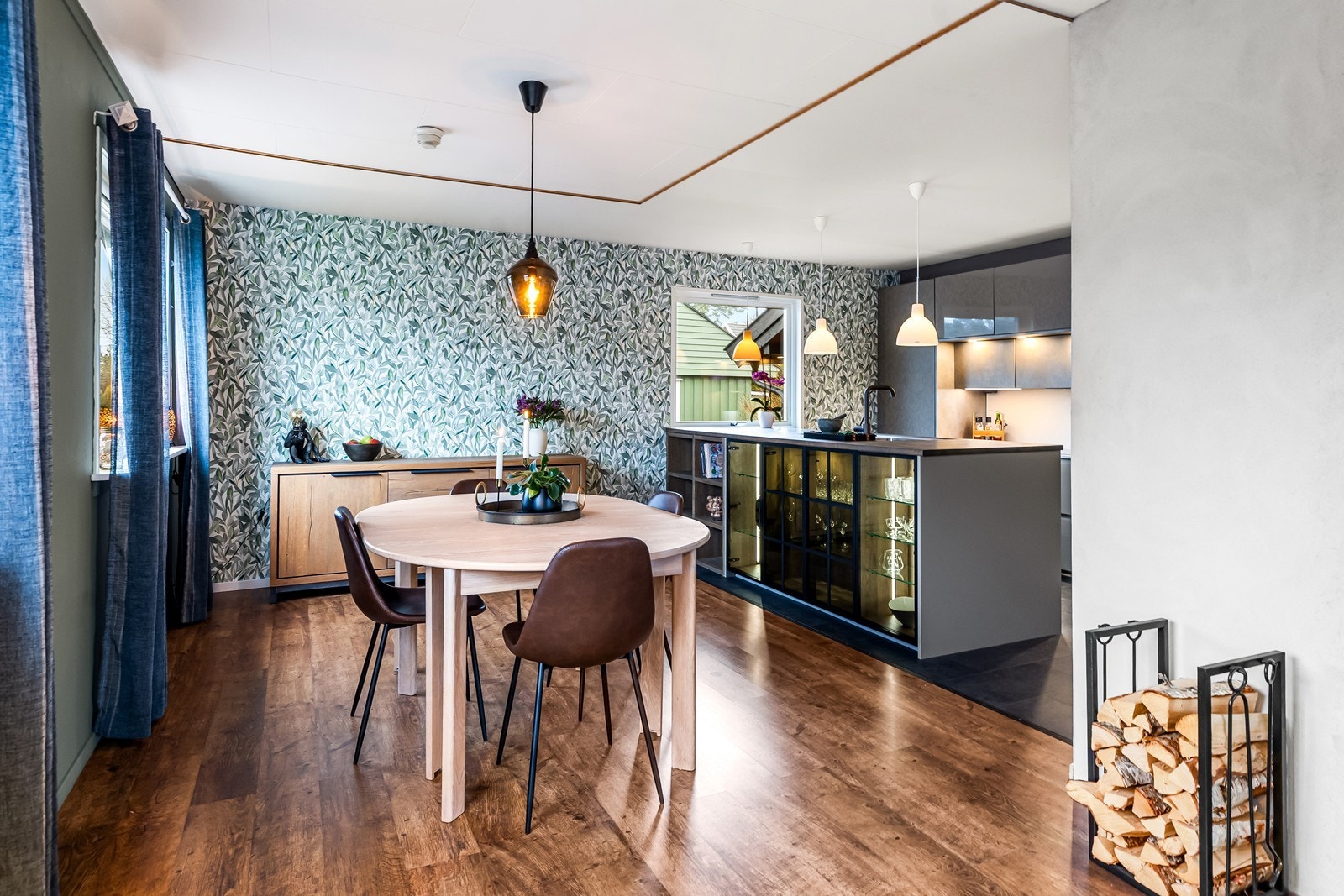 Spisestuen har god plass til et stort spisebord for sosiale sammenkomster. Galleribilde