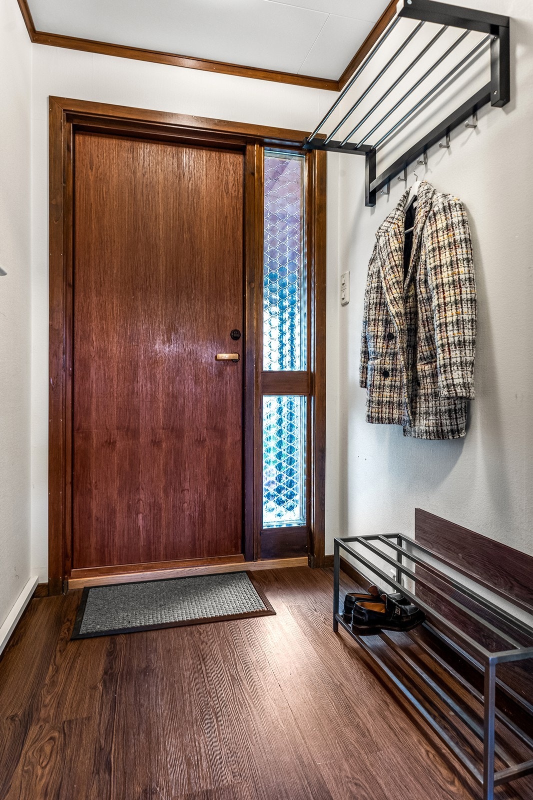 Inngangspartiet har plass til oppbevaring av yttertøy og sko. Galleribilde