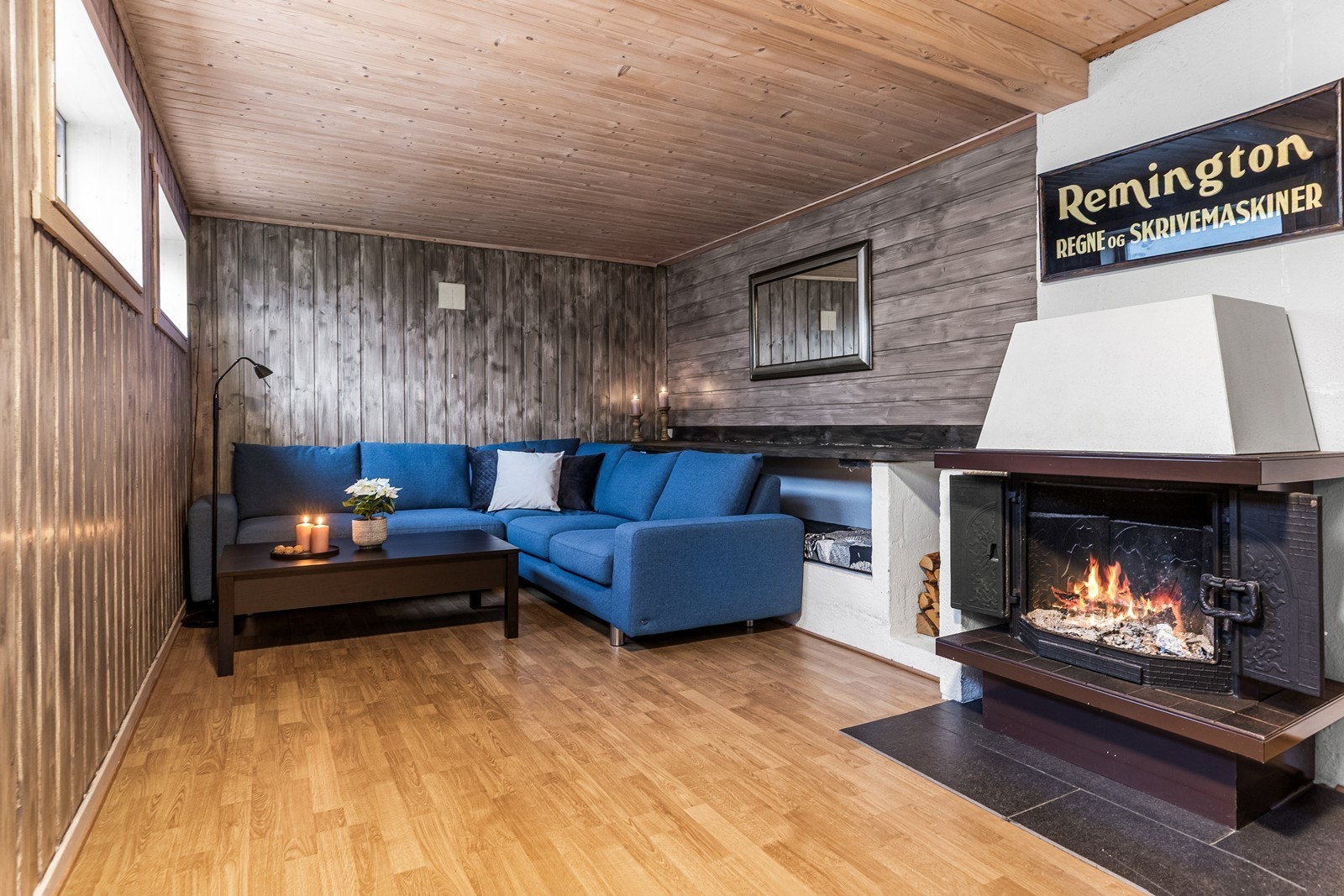 Kjellerstuen er et lunt og sosialt rom med en stor, murt peis. Galleribilde