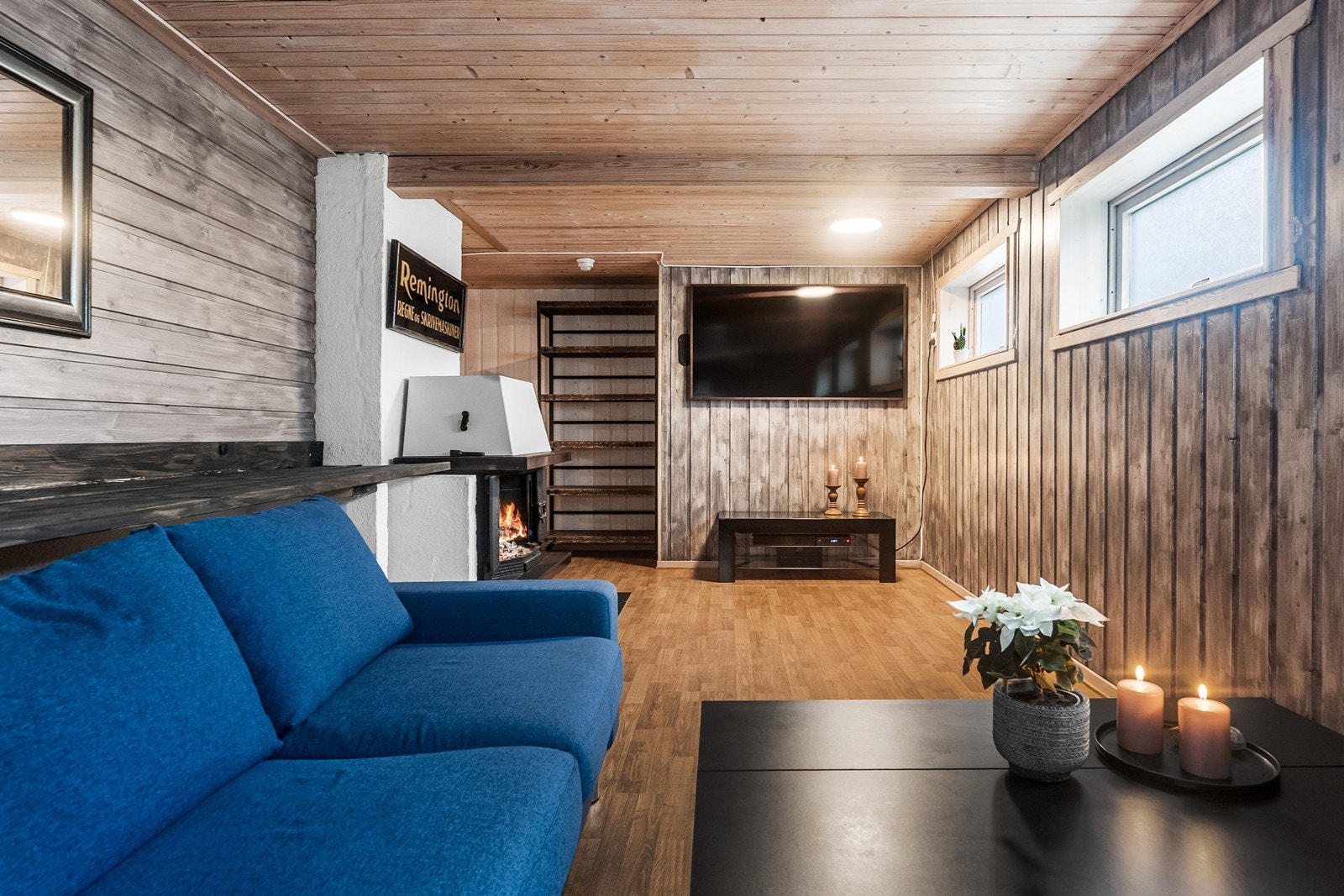 Rommet er innredet med panel på vegger og i tak, og har plass til en stor sofagruppe. Galleribilde