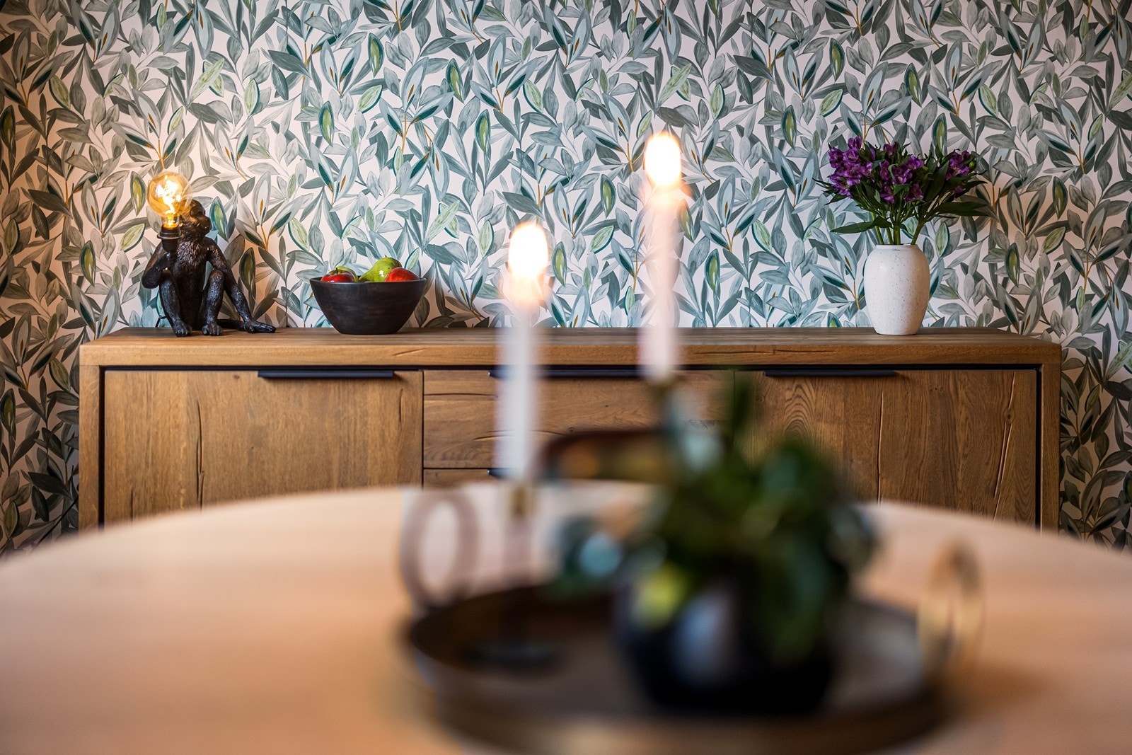 Tapet med botanisk mønster gir rommet særpreg. Galleribilde