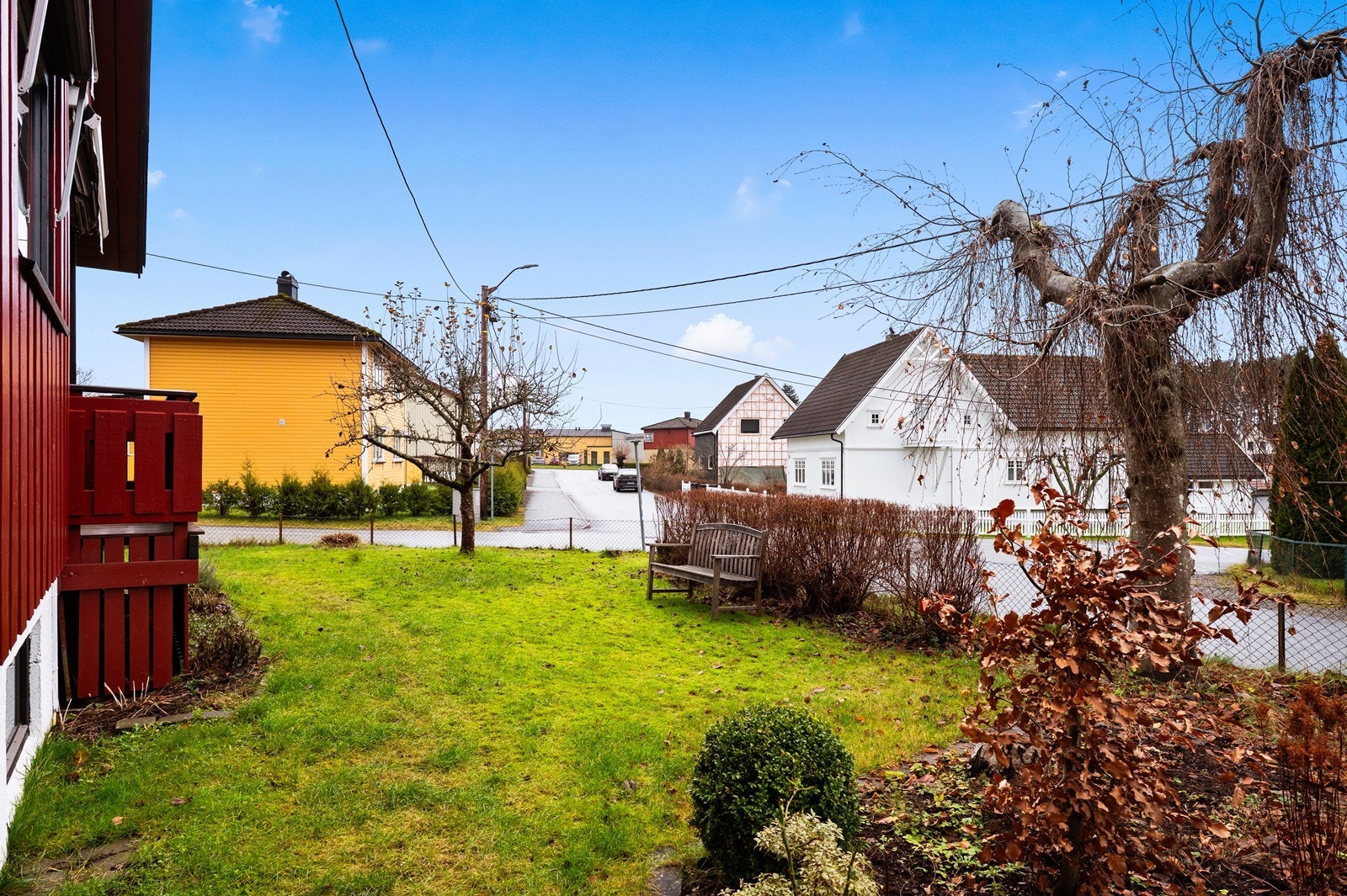 Hagen er pent opparbeidet med plen og beplantning. Galleribilde