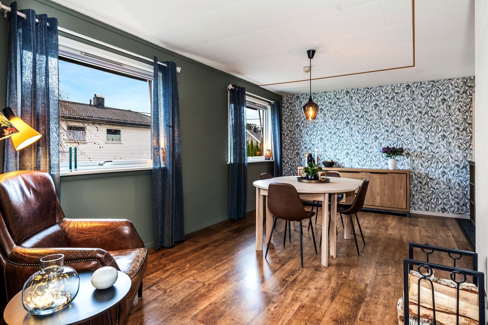 Rommet har flere vinduer som gir godt med dagslys. Galleribilde