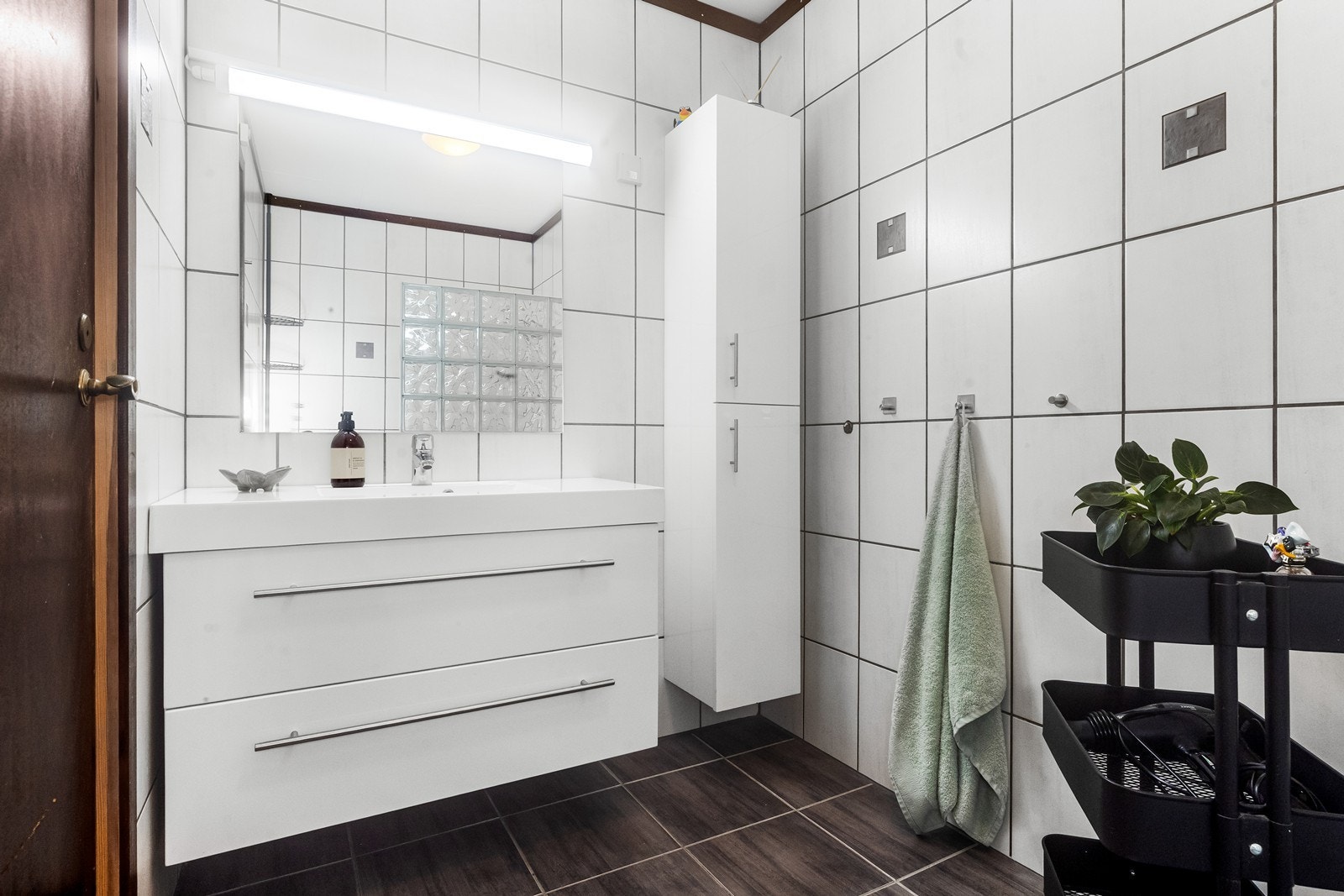 Badet i første etasje har servant med skuffeseksjon og høyskap. Galleribilde