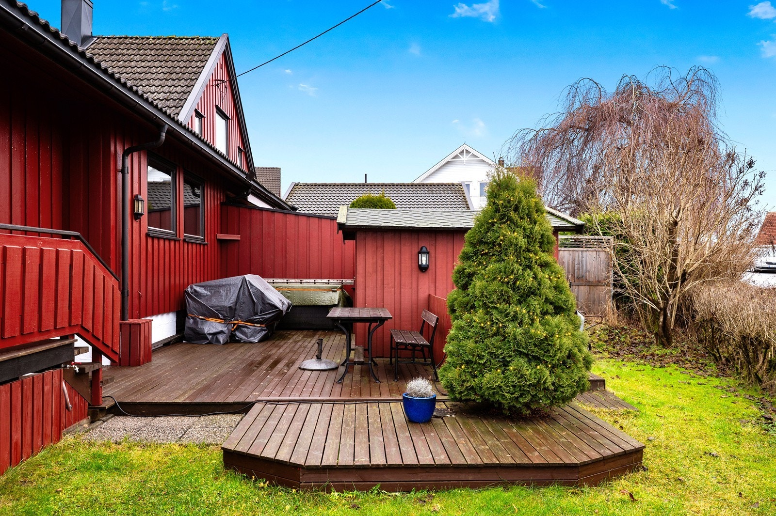 Fra den overbygde terrassen er det trapp ned til en større markterrasse og hagen. Galleribilde