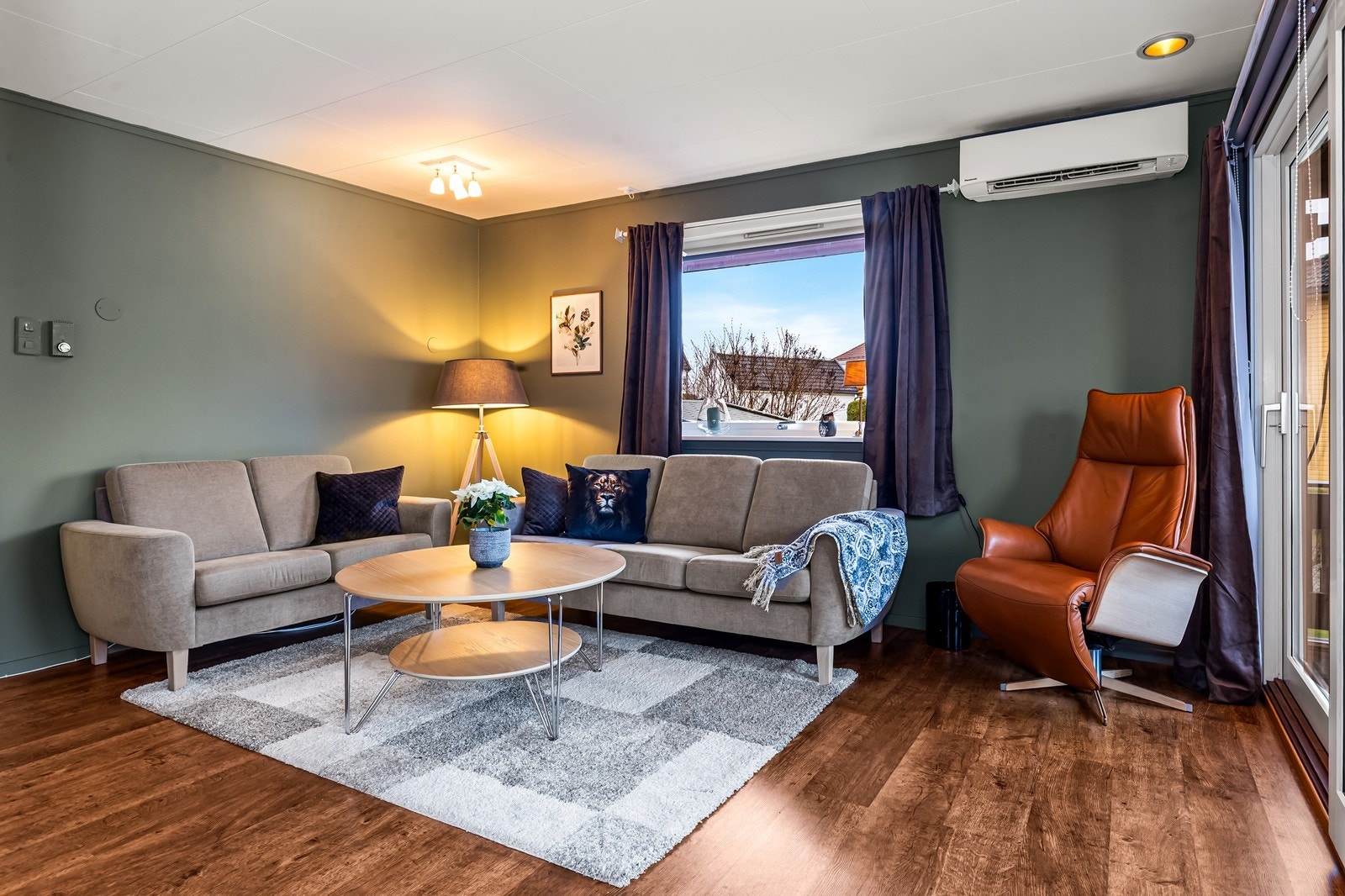 Hovedstuen har god plass til sofagruppe og er utstyrt med luft-til-luft varmepumpe. Galleribilde