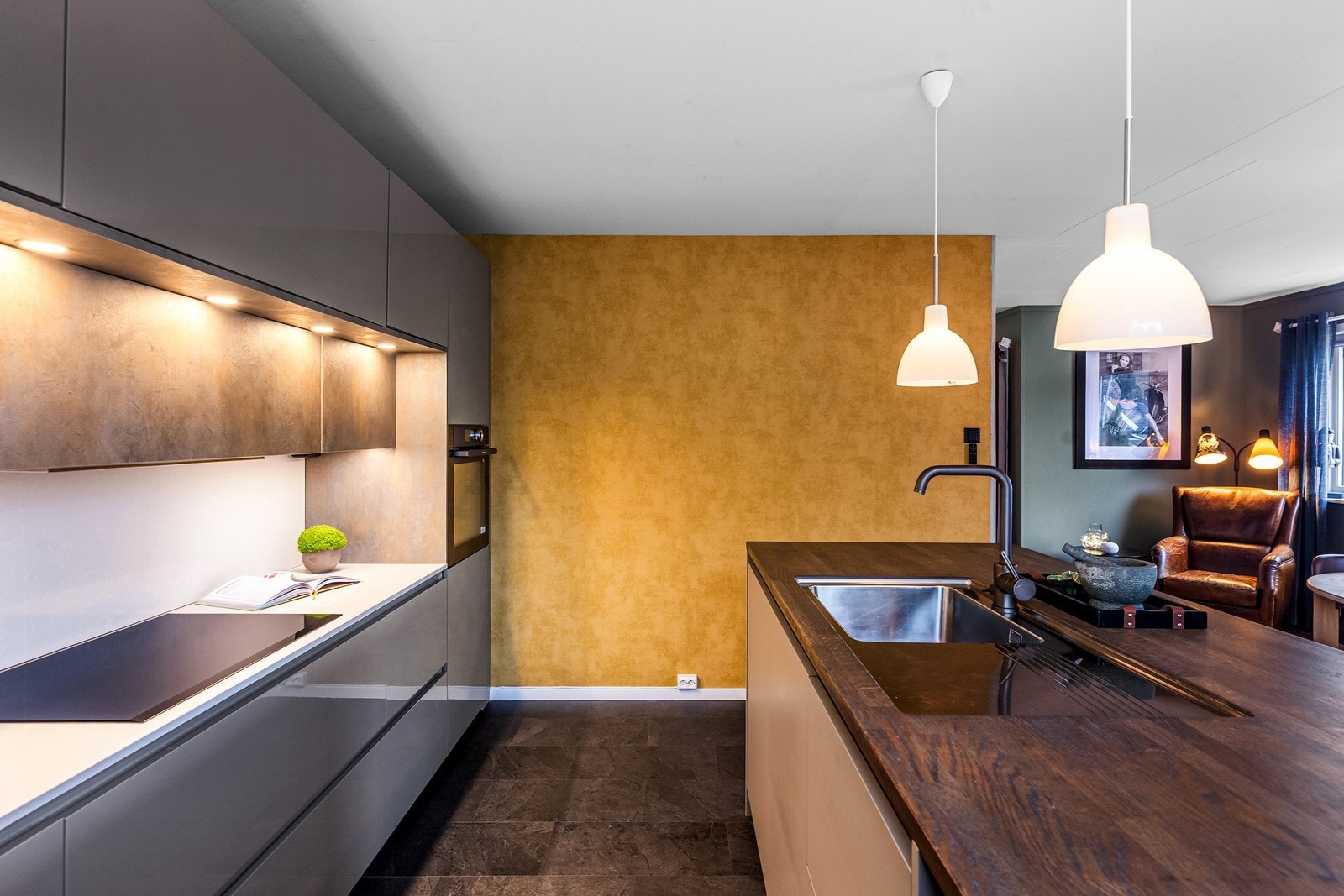 Innredningen har glatte fronter og integrerte hvitevarer som stekeovn og platetopp. Galleribilde