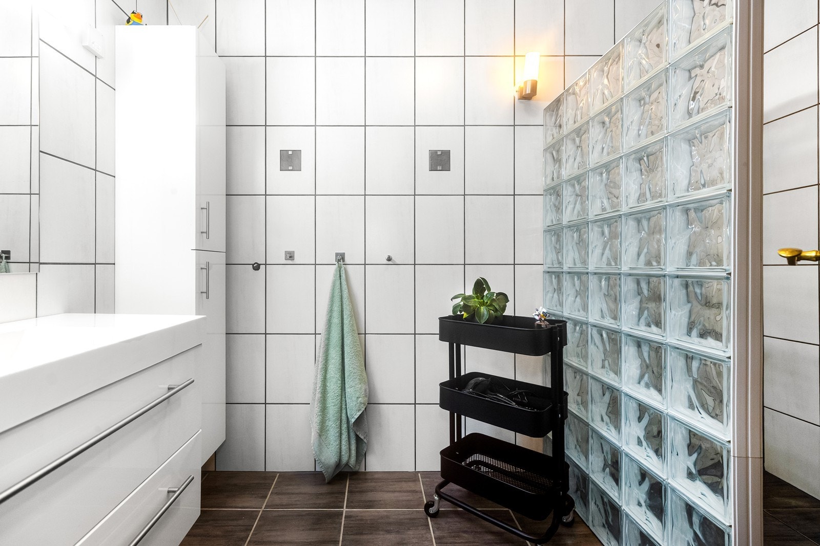 Dusjnisje med en karakteristisk vegg av glassbyggerstein. Galleribilde