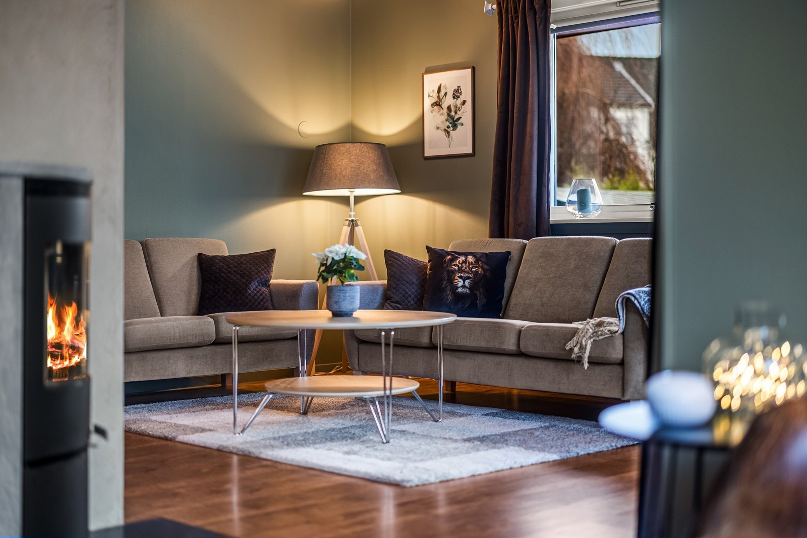 Peisovnen er sentralt plassert og kan nytes fra både stue og spisestue. Galleribilde