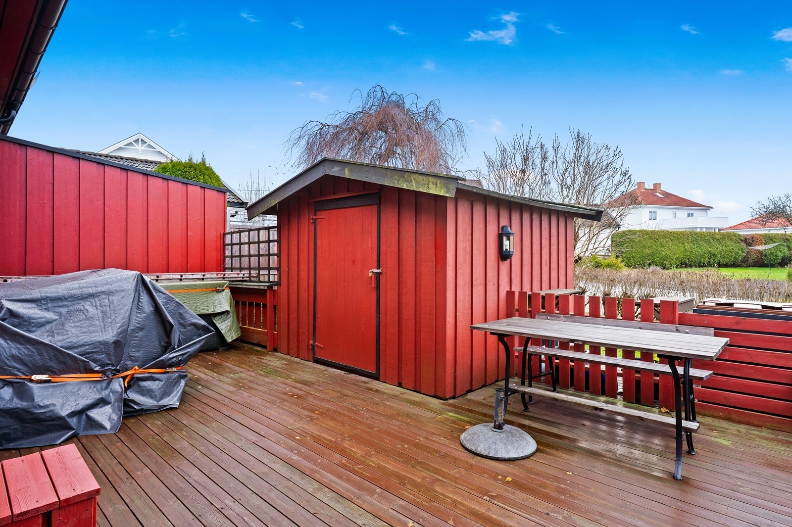 Markterrassen har god plass til utemøbler og en praktisk utebod for oppbevaring. Galleribilde