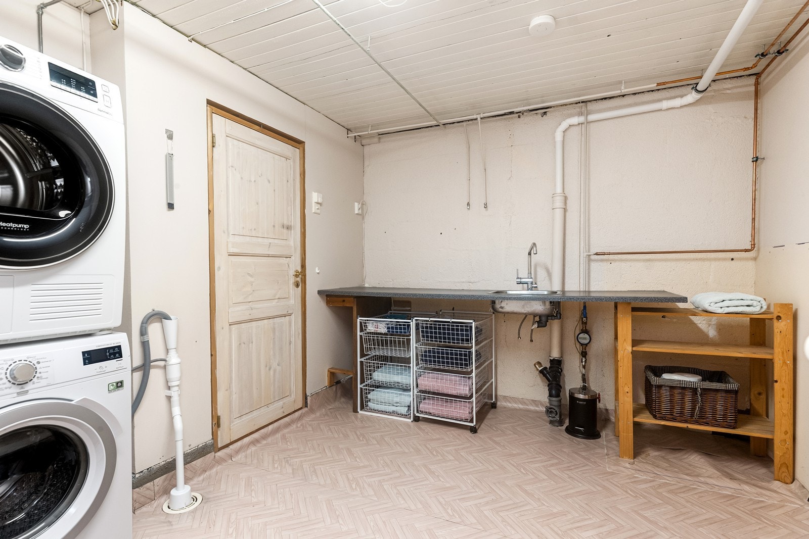 Praktisk vaskerom med god benkeplass og opplegg for vaskemaskin og tørketrommel. Galleribilde