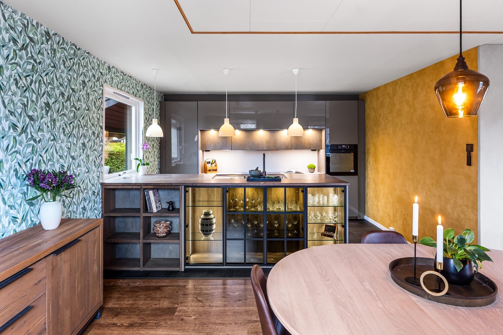 Kjøkkenet fra 2021 har en moderne innredning med en stor kjøkkenøy. Galleribilde