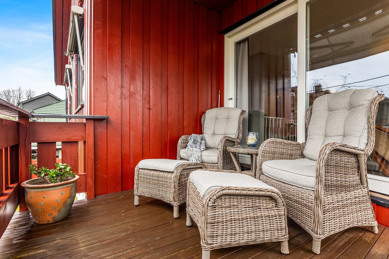 Den overbygde terrassen har direkte utgang fra stuen og plass til en sittegruppe. Galleribilde