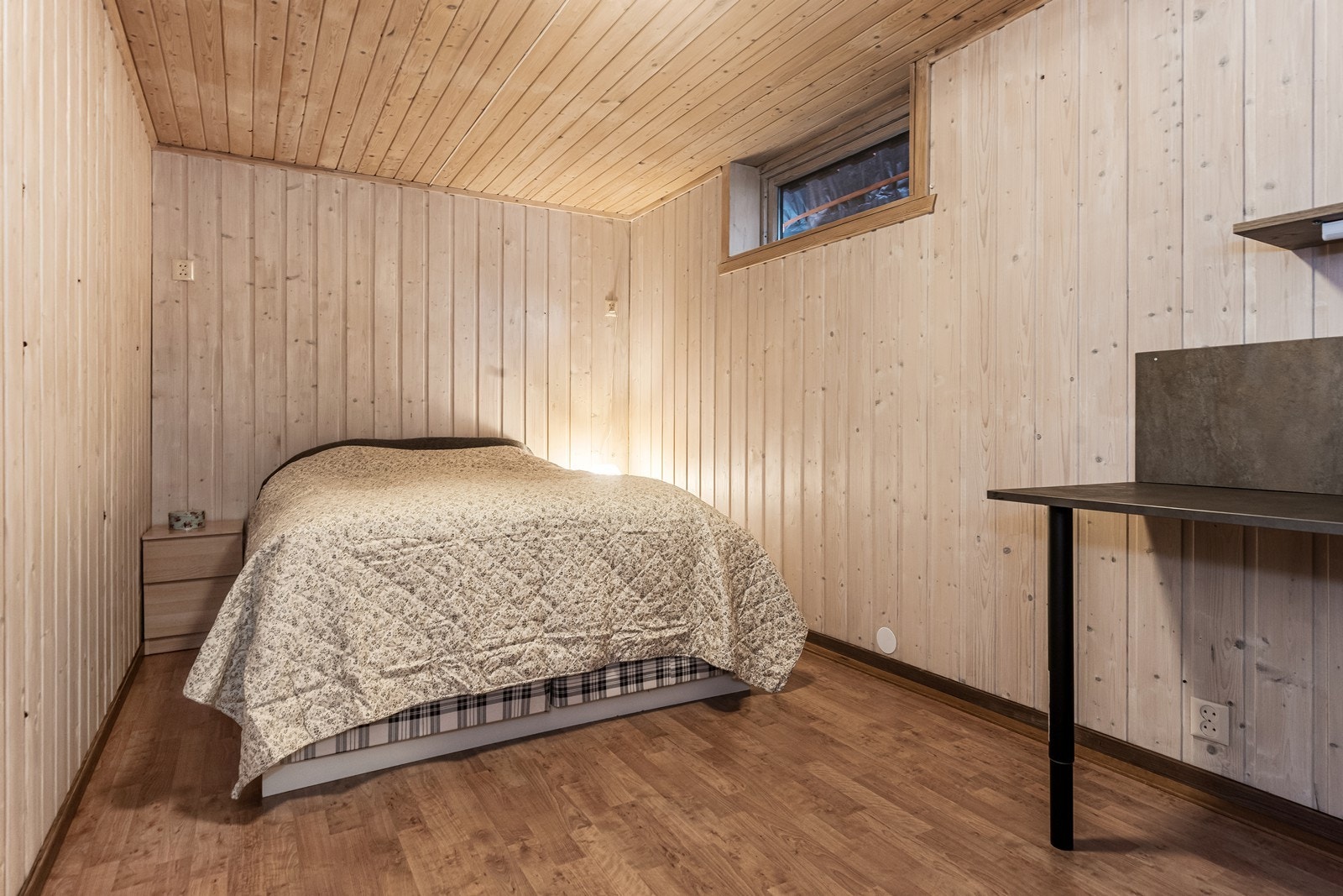 Soverommet i underetasjen er lyst og har plass til seng og skrivepult. Galleribilde