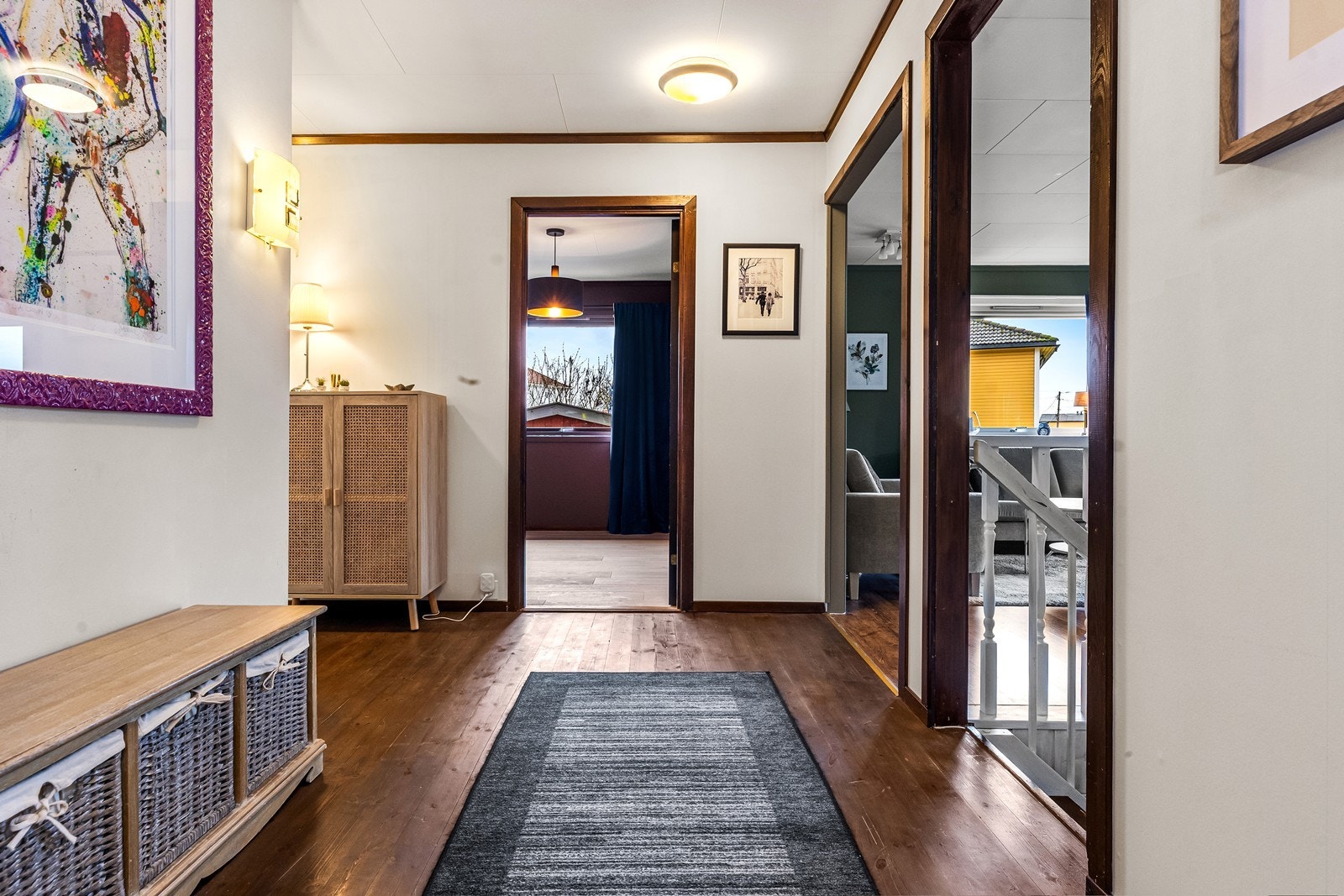 Fra gangen er det også inngang til en separat stue, ideell som TV-stue eller kontor. Galleribilde