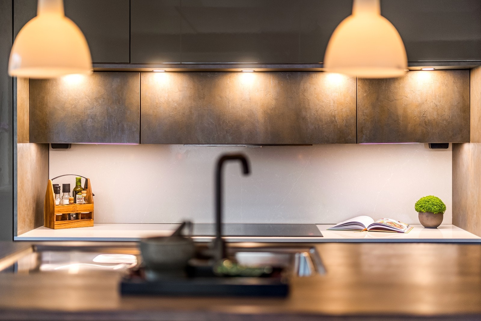 Detaljer som underlimt vask og moderne blandebatteri understreker kvaliteten. Galleribilde