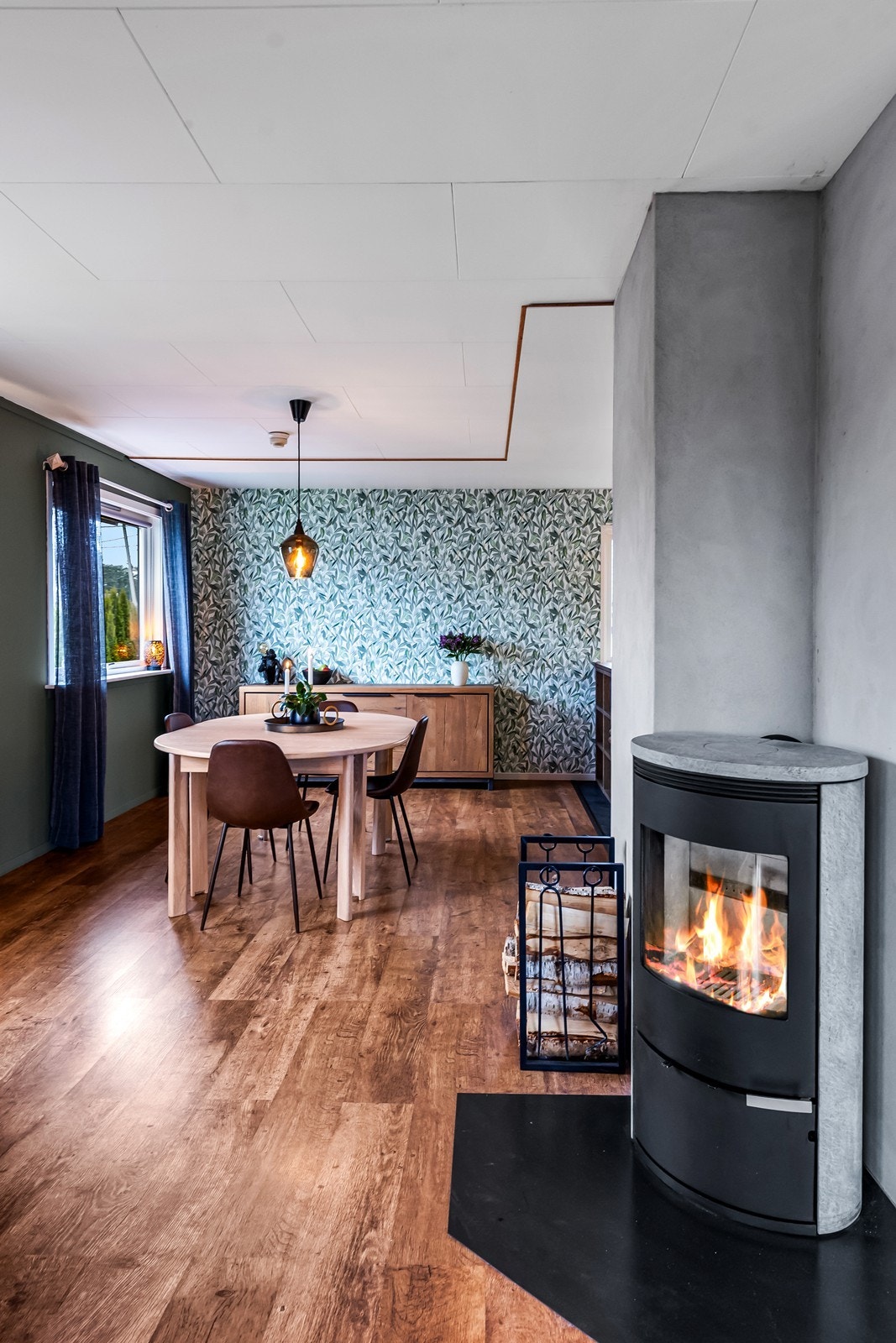 Peisovnen er et moderne element som, sammen med betongveggen, skaper en stilren overgang. Galleribilde