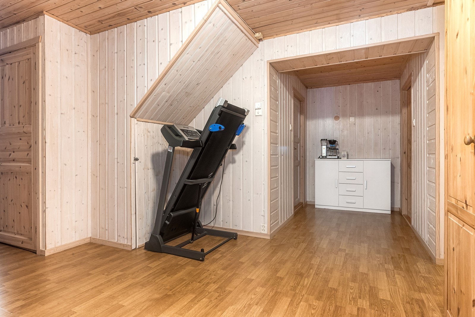 I tillegg er det flere disponible rom og boder med gode lagringsmuligheter. Galleribilde