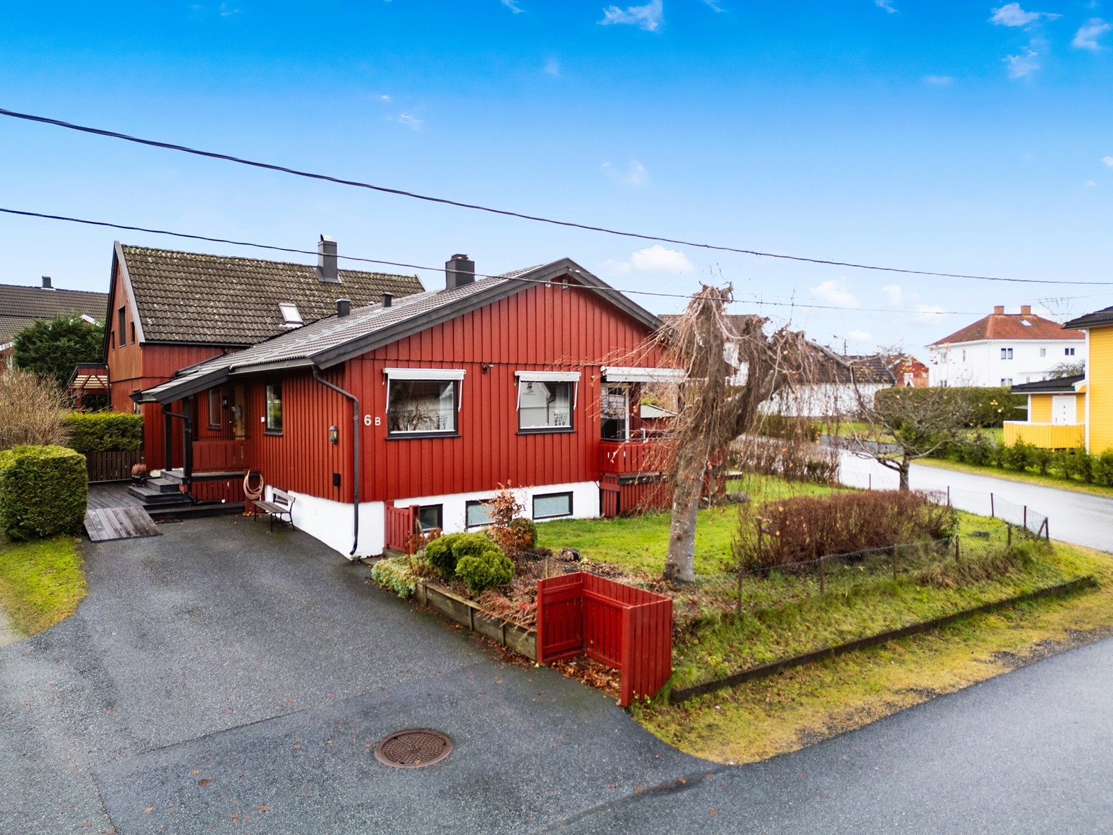 Eneboligen har en god plassering på tomten med asfaltert gårdsplass og hage. Galleribilde