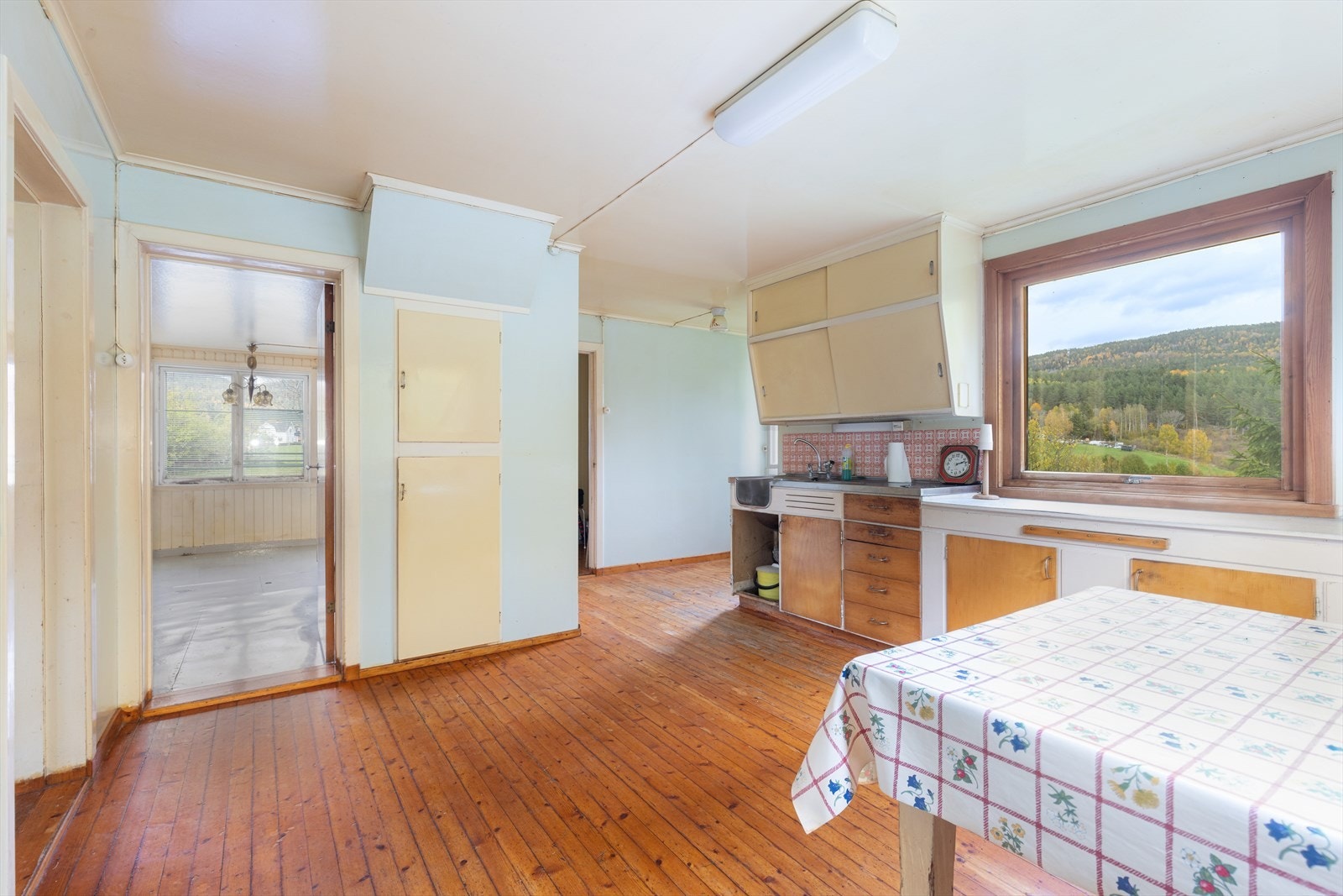 Det er ikke etablert bad eller toalettrom i boligen, og kjøkkenet mangler bruksfunksjoner/løsninger som er forventet på et kjøkken i dag. Galleribilde