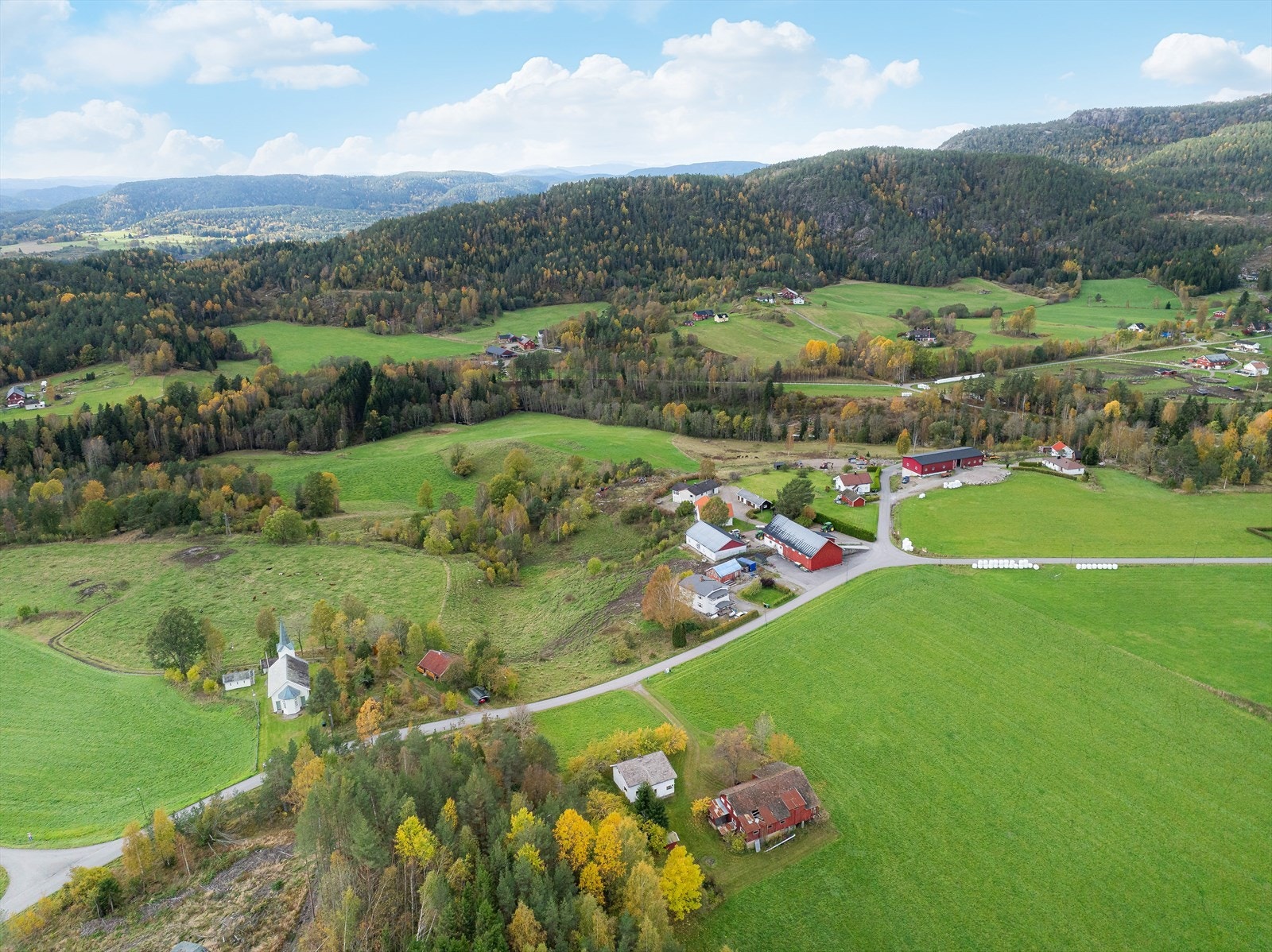 I tillegg ligger Norsjø, med bademuligheter, i gangavstand fra boligen. Det er ca. 5 minutter med bil til flotte Valebø brygge. Galleribilde