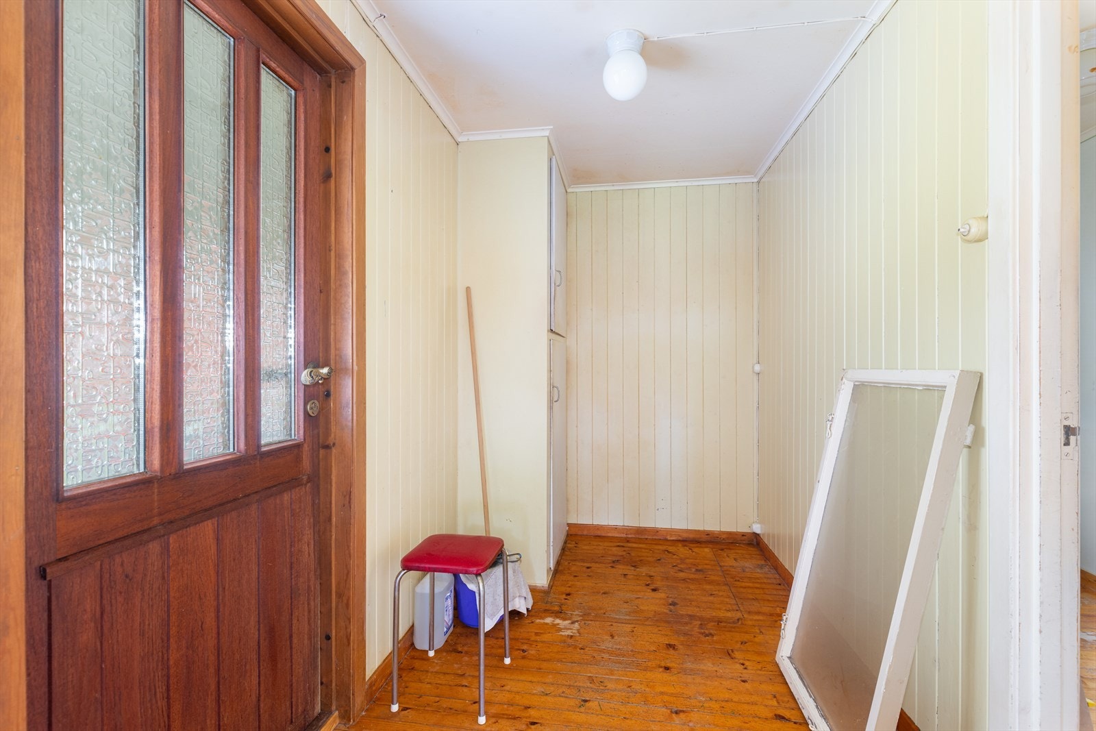 Romslig entré i 1. etasje med plassbygd skap og eldre ytterdør i teak. Galleribilde