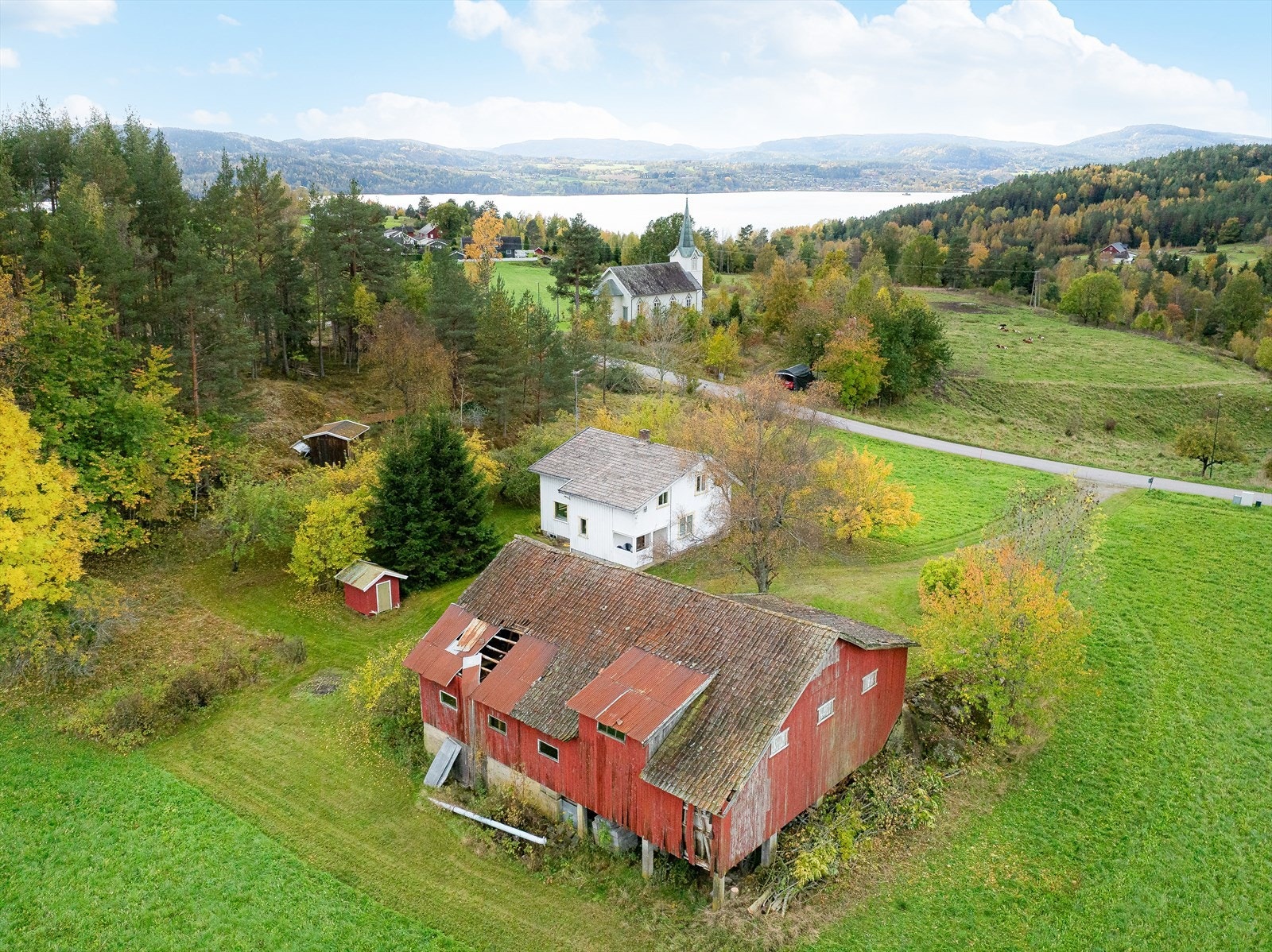 Tunet ligger fint og tilbaketrukket til, i landlige og naturskjønne omgivelser, i nærheten av Valebø kirke. Flott, åpent og solrikt - midt i Valebø! Galleribilde