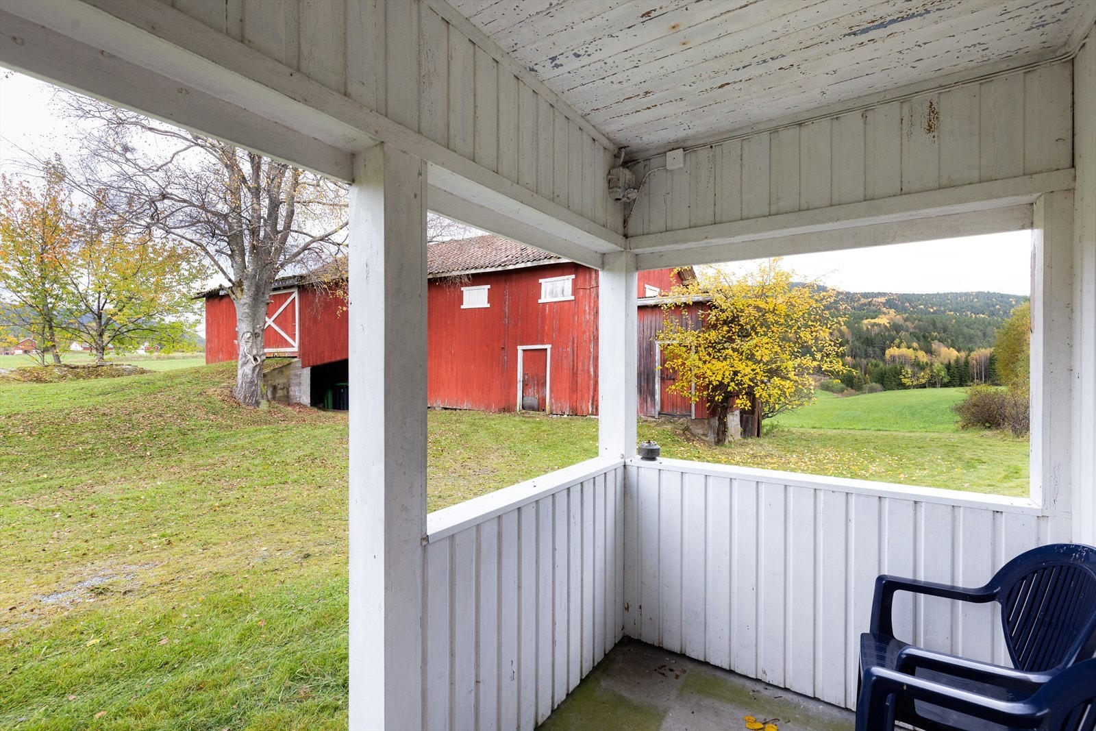 Her bor du i rolige omgivelser, omkranset av vakkert kulturlandskap og flott natur, som innbyr til fine turer i skog og mark. Galleribilde