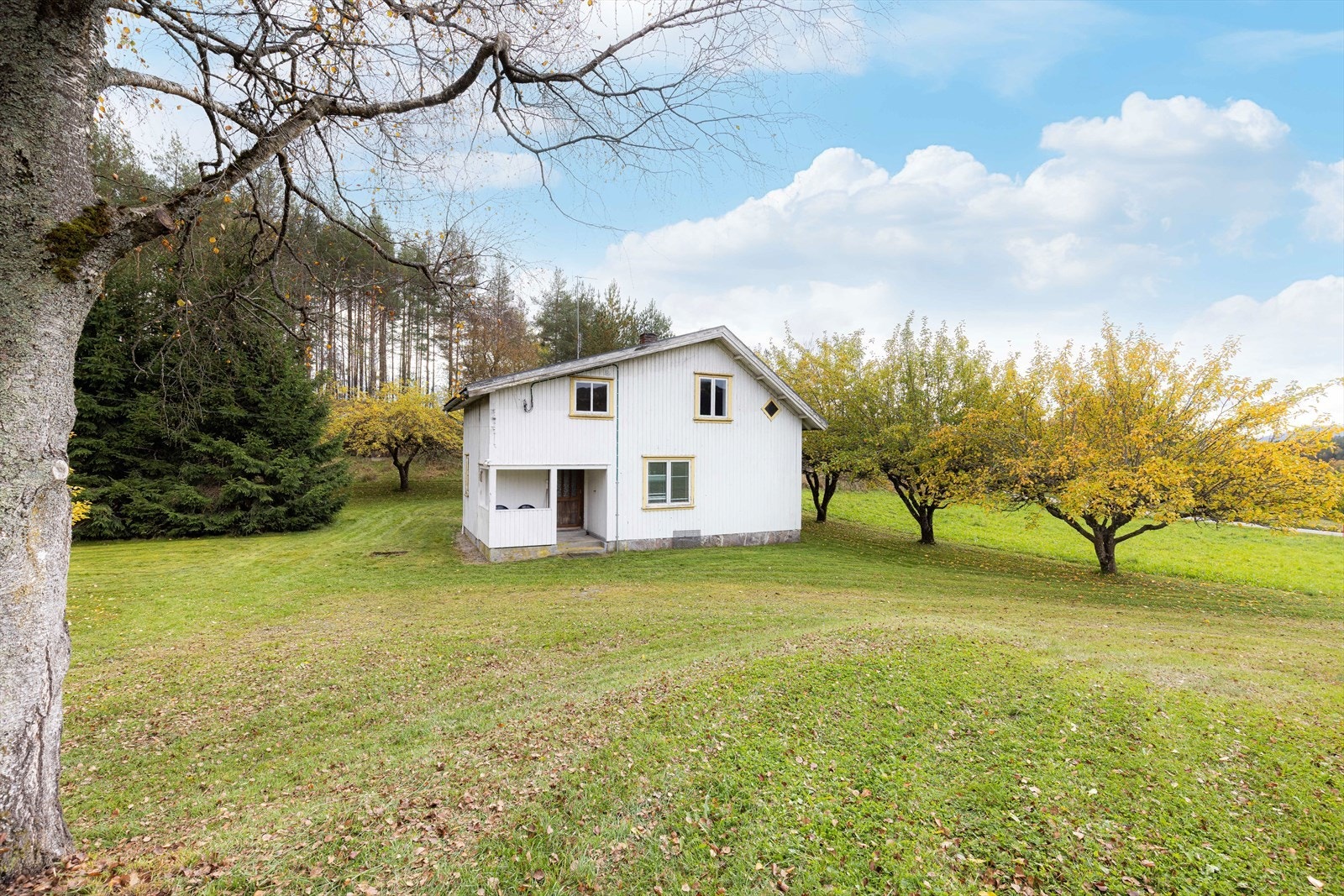 Tomten har et hyggelig gårdstun og er pent opparbeidet med plen, frukttrær og annen naturlig vegetasjon. Tomten har også noe fulldyrka jord. Galleribilde