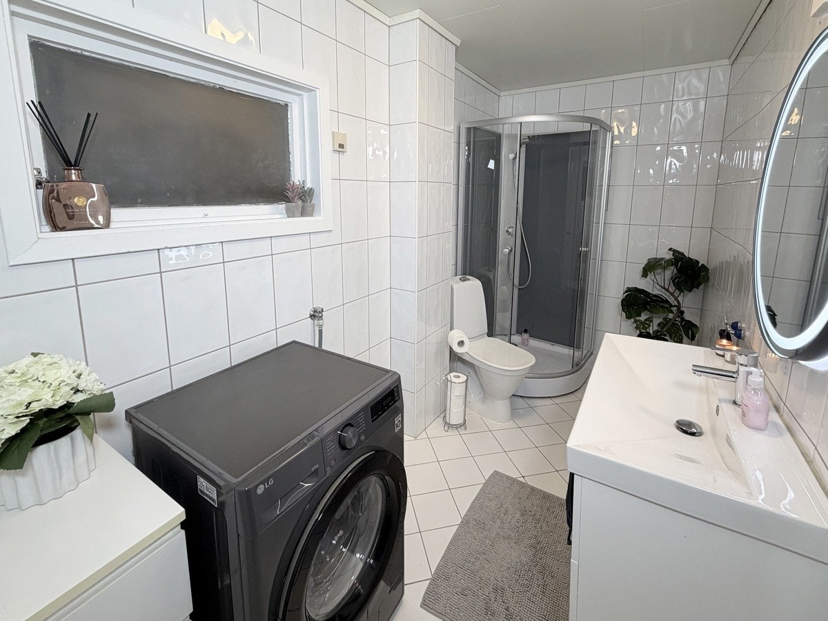 Bad med kombivaskemaskin Galleribilde