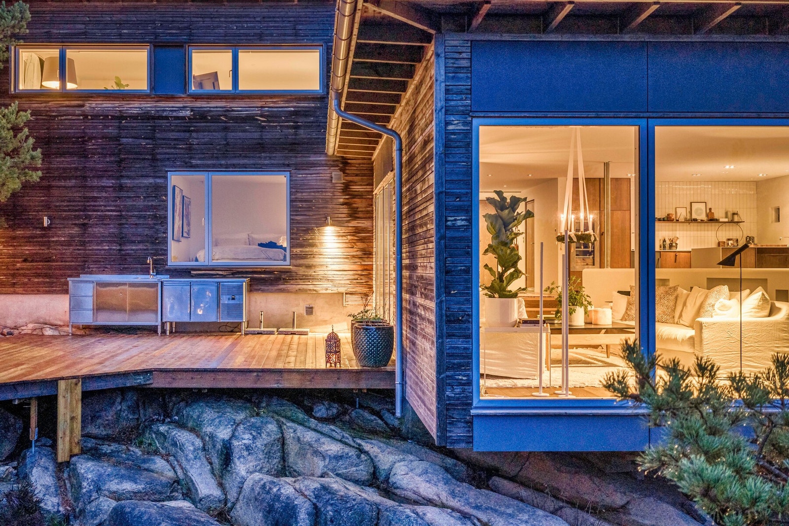 Store vinduer forbinder ute- og inneområdene. Galleribilde