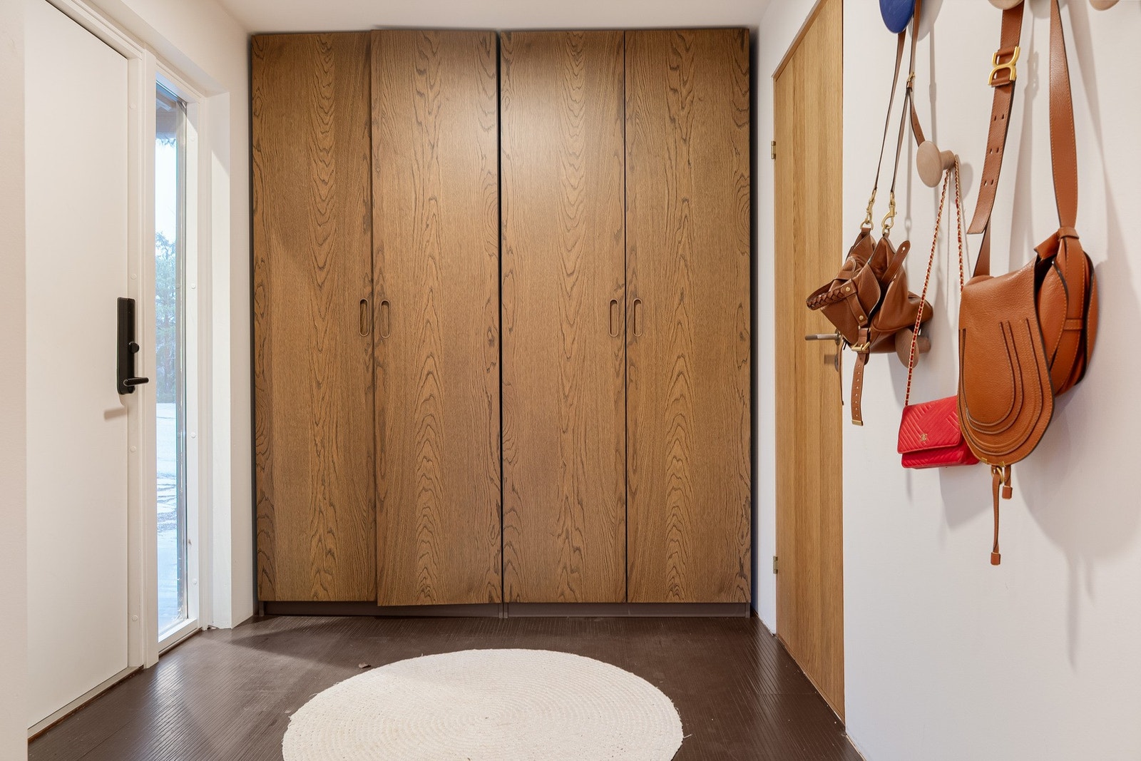 Entre med garderobeskap. Vaskeromm inn til høyre. Galleribilde