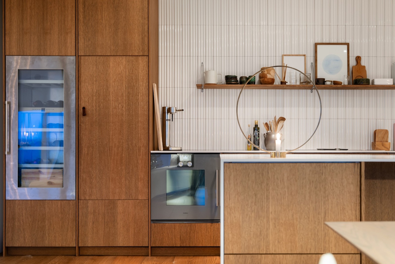 Med eikefinerte fronter, vinskap, komfyr og keramisk topp fra Gaggenau. Benkeplater av Corian. Galleribilde