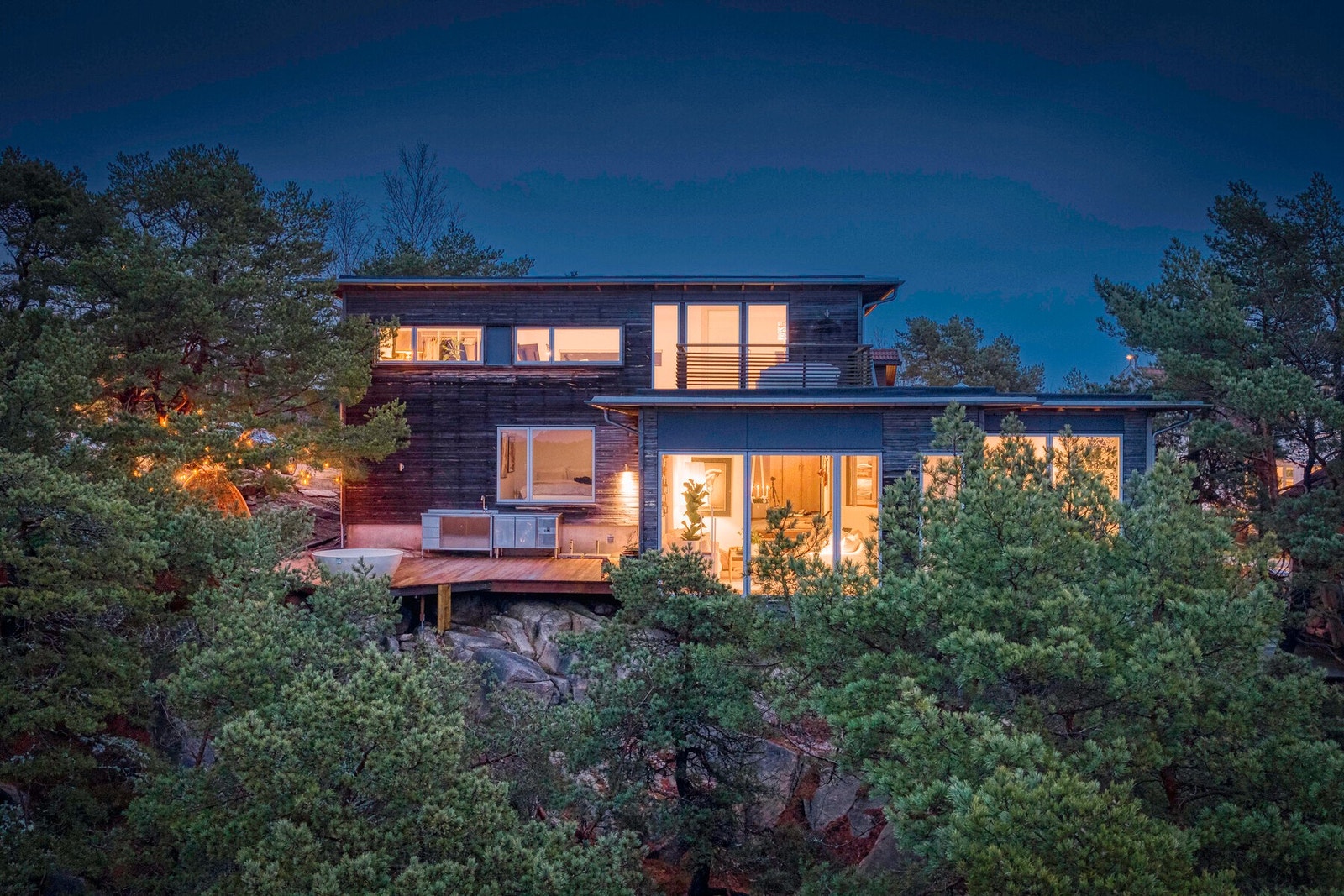 Elegant, vestvendt og barnevennlig - lengst vest på Buskogen - høyt og solrikt. Galleribilde