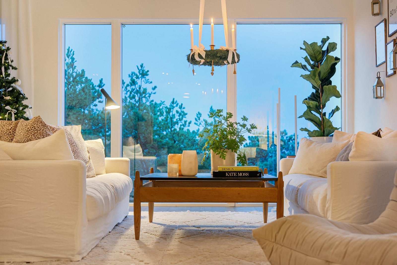 Stuen med store vinduer mot vest. Galleribilde