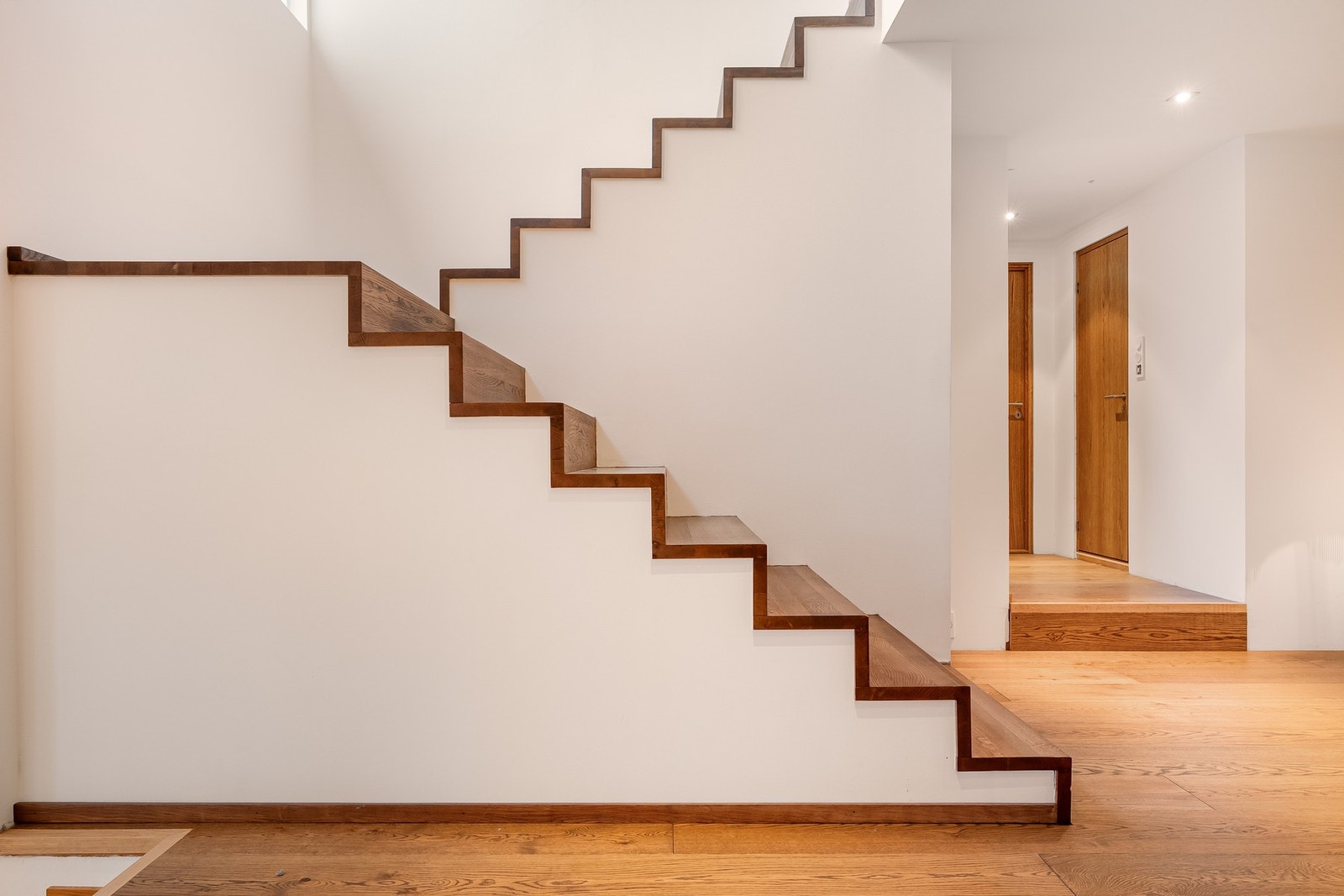 Innenfor trappen ligger soveromgsgang, to soverom og et dusbad. Galleribilde