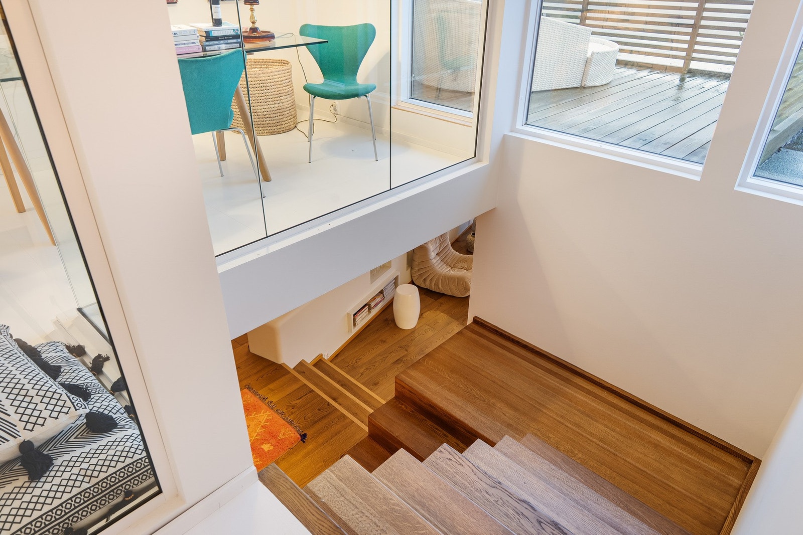 Trappeløpet leder opp mellom to glassvegger. Galleribilde