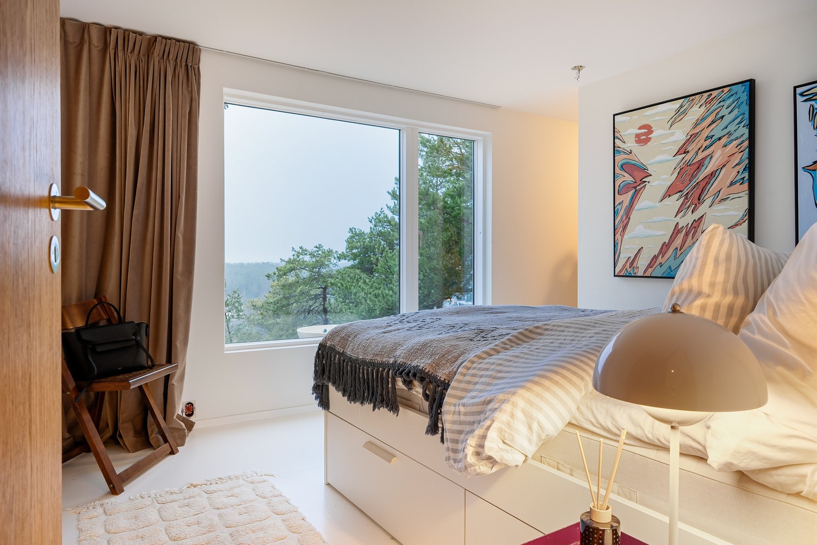 Soverom 1 i første etasje, med innenforliggende garderobe. Galleribilde